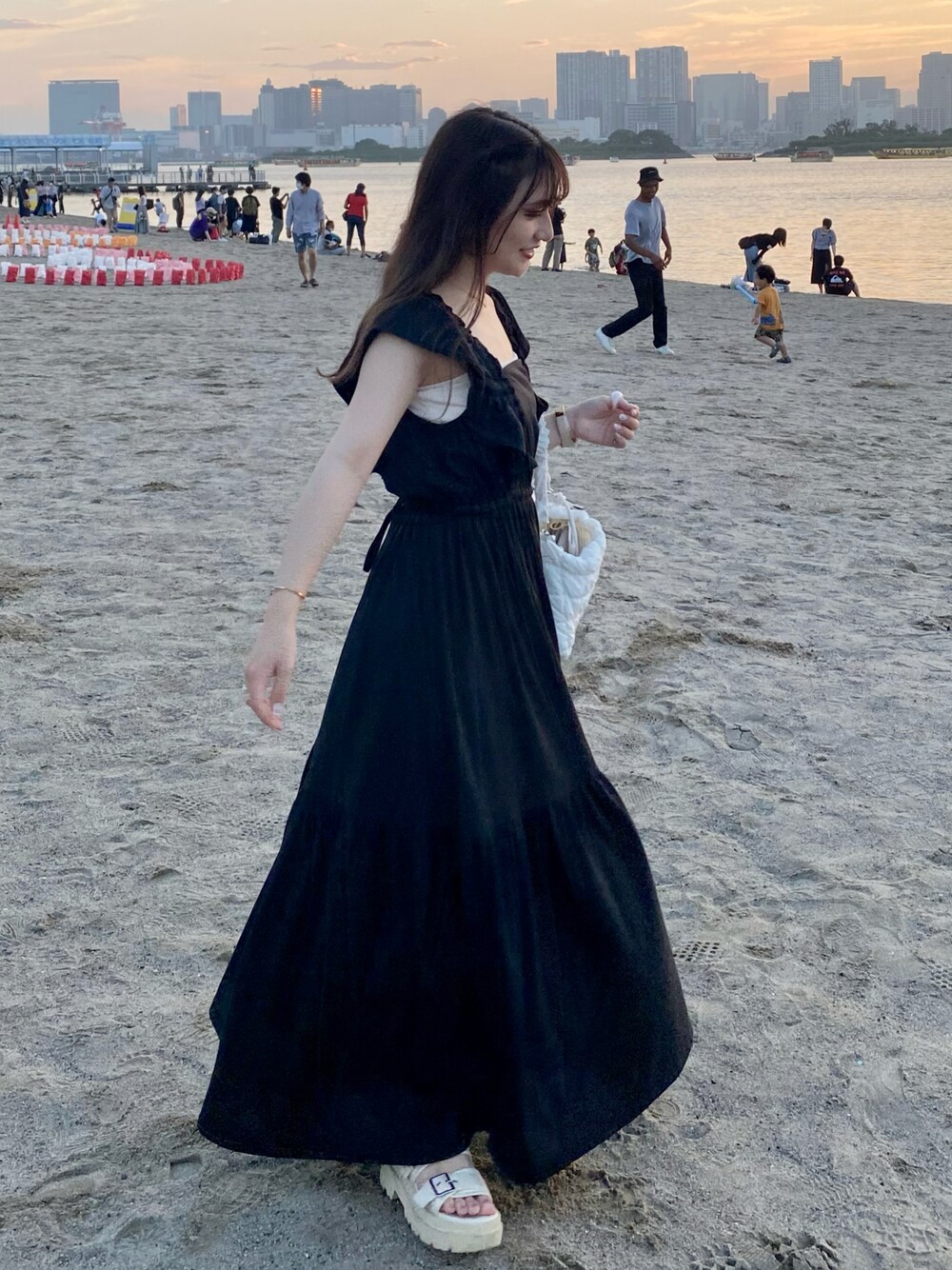 「モノトーンコーデ、大人ガーリー、ゆるコーデ、シンプルコーデ、ワンピース、低身長コーデ、ワンピースコーデ、休日スタイル、夏コーデ、厚底シューズ、厚底サンダル」｜「Chicoのフリルティアードカットロングワンピース（ワンピース、ブラック系）」を使った、miyu Ӧさん（レディース・148cm）の夏コーディネートの1枚目の写真