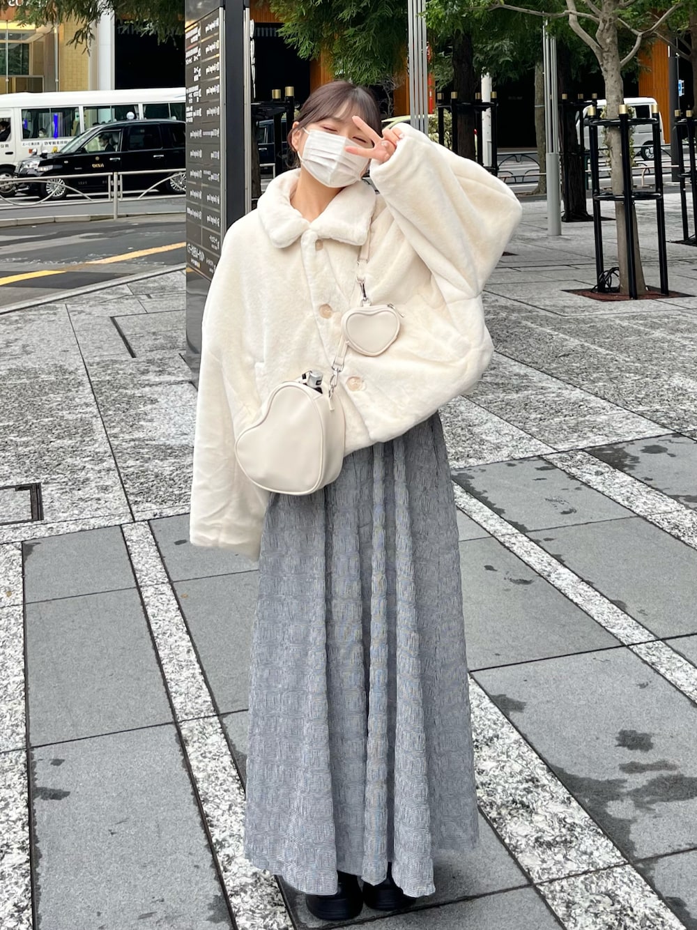 「シンプルスタイル、モノトーンコーデ、休日スタイル、秋冬コーデ、ファーコート、低身長コーデ、淡色コーデ、淡色女子、オールインワン」｜「one after another NICE CLAUPのふわふわな肌触りで軽い着心地。ファーショートコート（その他アウター、ホワイト系）」を使った、miyu Ӧさん（レディース・148cm）の冬コーディネートの1枚目の写真