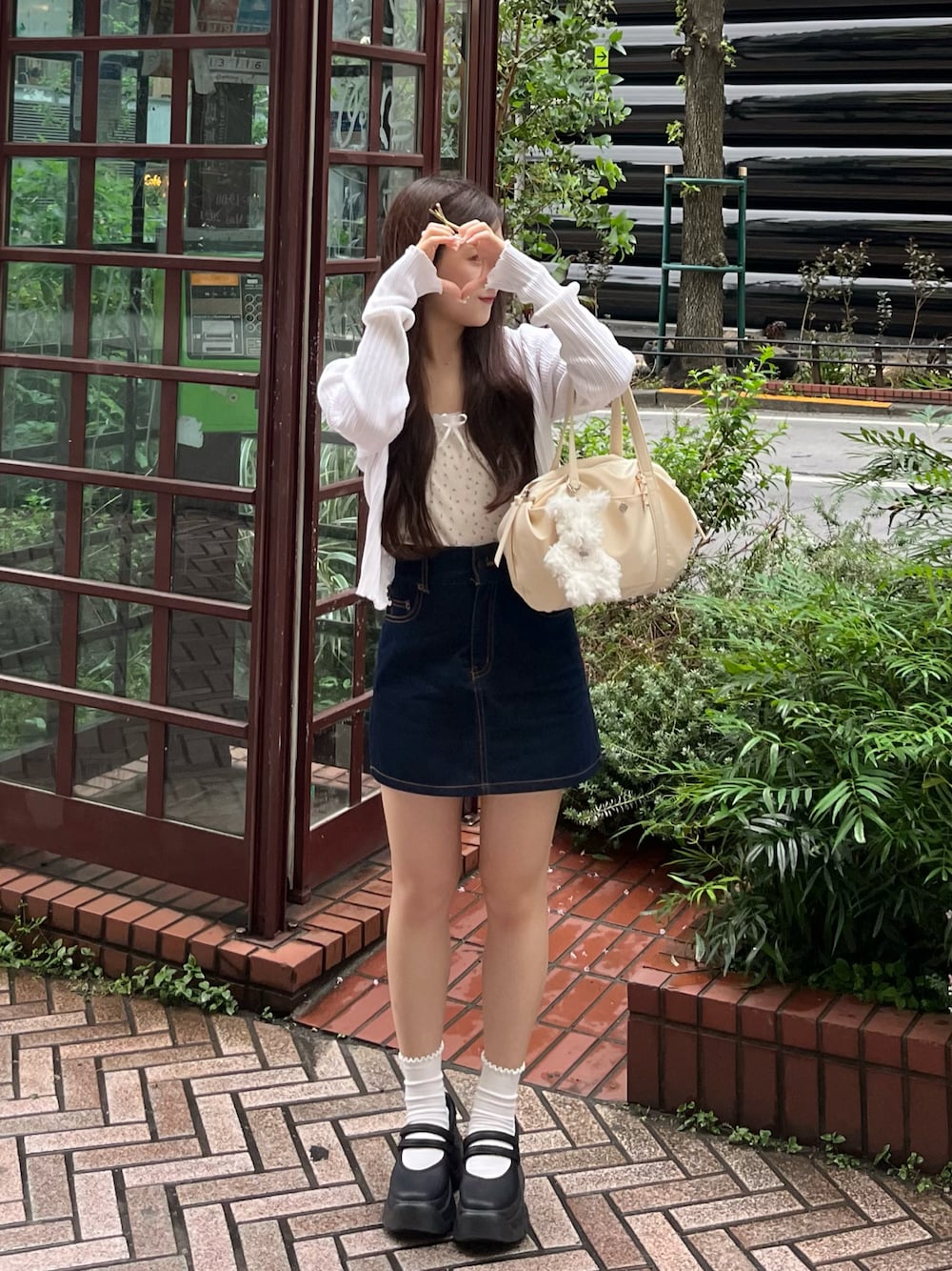 「フリル、シンプルコーデ、夏服、スカートスタイル、春服コーデ、今日のコーデ、休日スタイル、厚底サンダル、フェススタイル、タイトスカート、デニム」｜「Alley by w closetの【Alley】ロゴ刺しゅうリブカーディガン（カーディガン/ボレロ、ホワイト系）」を使った、miyu Ӧさん（レディース・148cm）の春コーディネートの1枚目の写真
