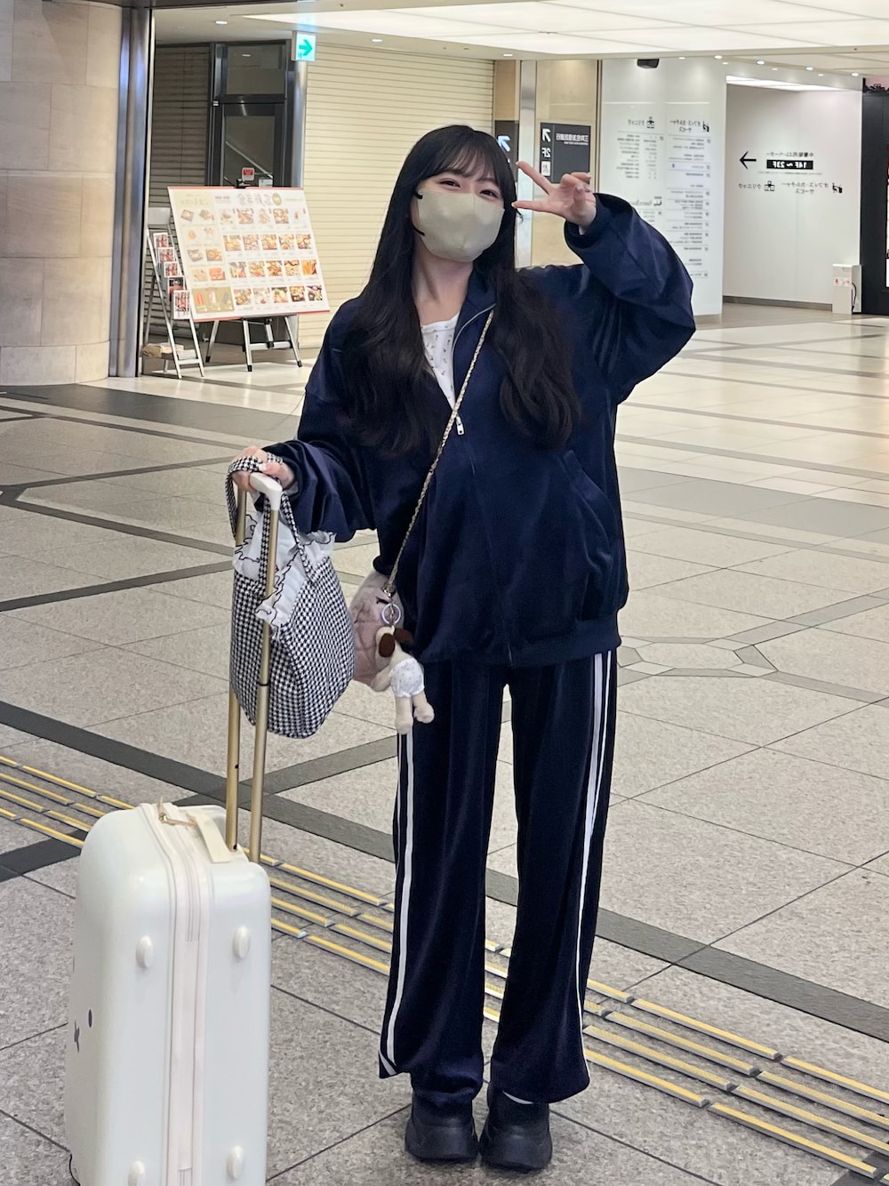 「ゆったりコーデ、休日スタイル、スウェットコーデ、セットアップ、ゆるコーデ、パンツスタイル、低身長コーデ、ガジュアルコーデ、パーカーコーデ、休日コーデ、お出かけコーデ、おうちファッション」｜「merry jennyのflowerメローサーマルtops（Tシャツ/カットソー、ピンク系）」を使った、miyu Ӧさん（レディース・148cm）の冬コーディネートの1枚目の写真