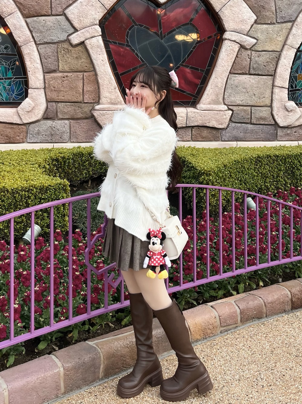 「ミニスカート、チョコ色に染まれ、オトナカワイイ、休日コーデ、冬コーデ、淡色女子、今日のコーデ、春服コーデ、春コーデ、低身長コーデ、ロングブーツ、テーマパークコーデ」｜「TITTY&CO.のフェザーニットスクエアボタンカーデ（カーディガン/ボレロ、ホワイト系）」を使った、miyu Ӧさん（レディース・149cm）の冬コーディネートの1枚目の写真