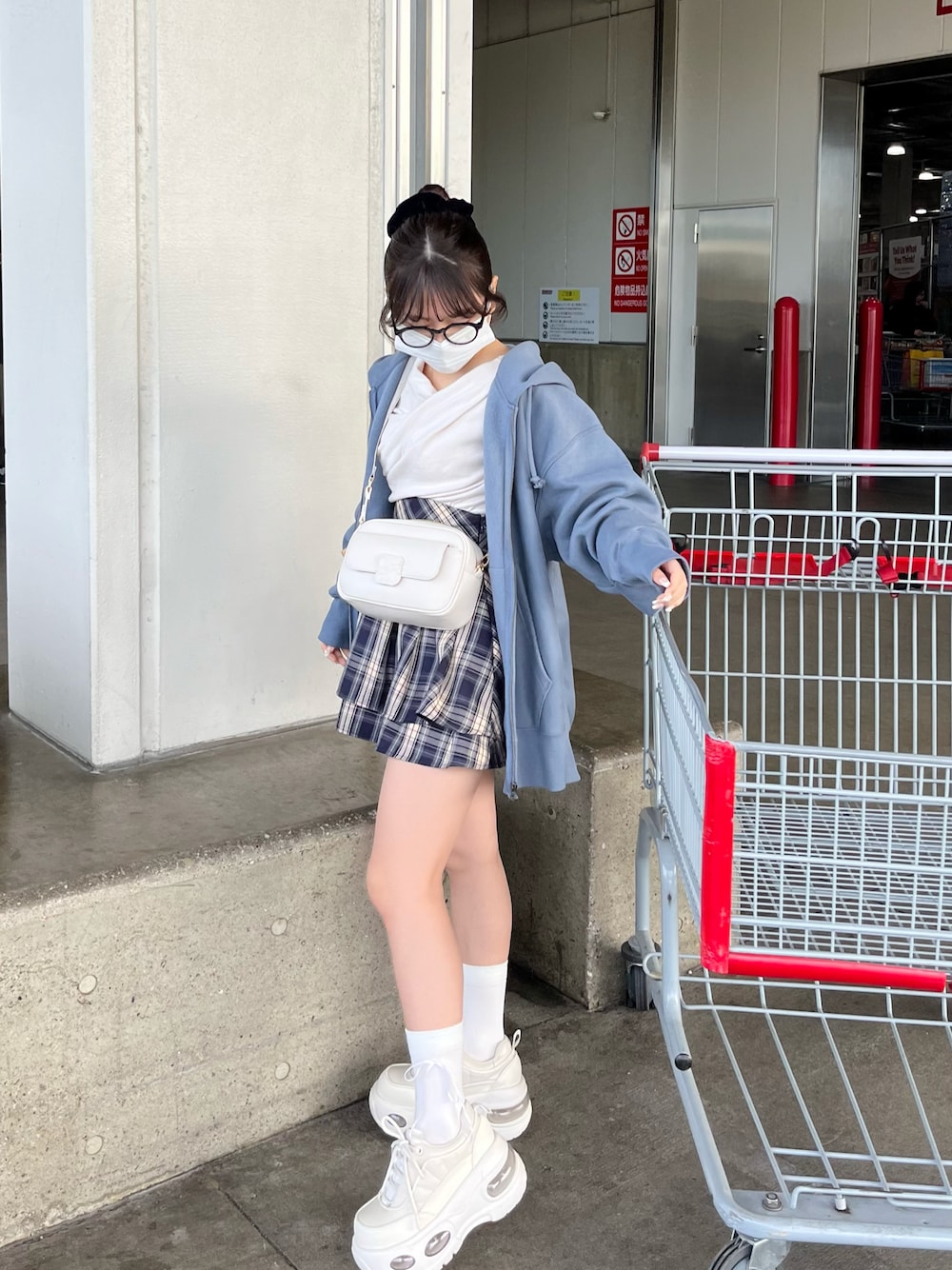 「秋のコーデ、今日のコーデ、カジュアルガーリー、厚底スニーカー、リラックススタイル、パーカーコーデ、GU、GRL、シンプルコーデ、休日スタイル、カラーコーデ、チェック、低身長コーデ、ラフコーデ、パーカー」｜「GUのアイテム（パーカー、ブルー系）」を使った、miyu Ӧさん（レディース・149cm）の秋コーディネートの1枚目の写真