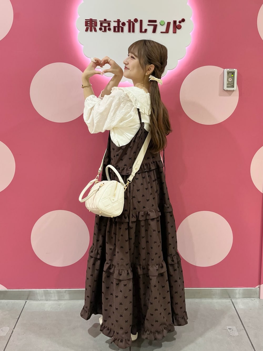 「秋服まるっと大公開、秋服、初秋コーデ、秋カラー、低身長コーデ、ブラウン、ワンピースコーデ、キャミワンピ、秋コーデ、ボストンバッグ、淡色コーデ」｜「Alley by w closetの【お気に入り数3.4万人突破 / Alley】フリルティアードキャミワンピース（ワンピース、ブラウン系）」を使った、miyu Ӧさん（レディース・148cm）の秋コーディネートの1枚目の写真