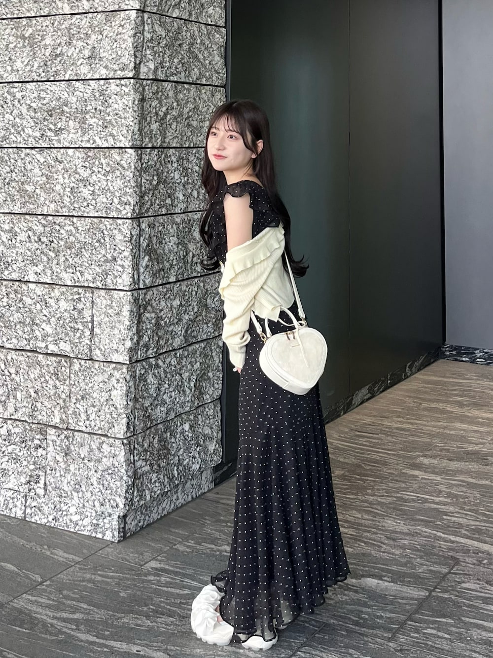 「今日のコーデ、おでかけコーデ、夏服、ガーリーコーデ、イエロー、ノースリーブ、低身長コーデ、カラーコーデ、夏コーデ、ワンピース、休日スタイル、大人かわいい」｜「SAISON DE PAPILLONのドットシフォンロング丈ワンピース（ワンピース、ブラック系）」を使った、miyu Ӧさん（レディース・149cm）の春コーディネートの1枚目の写真