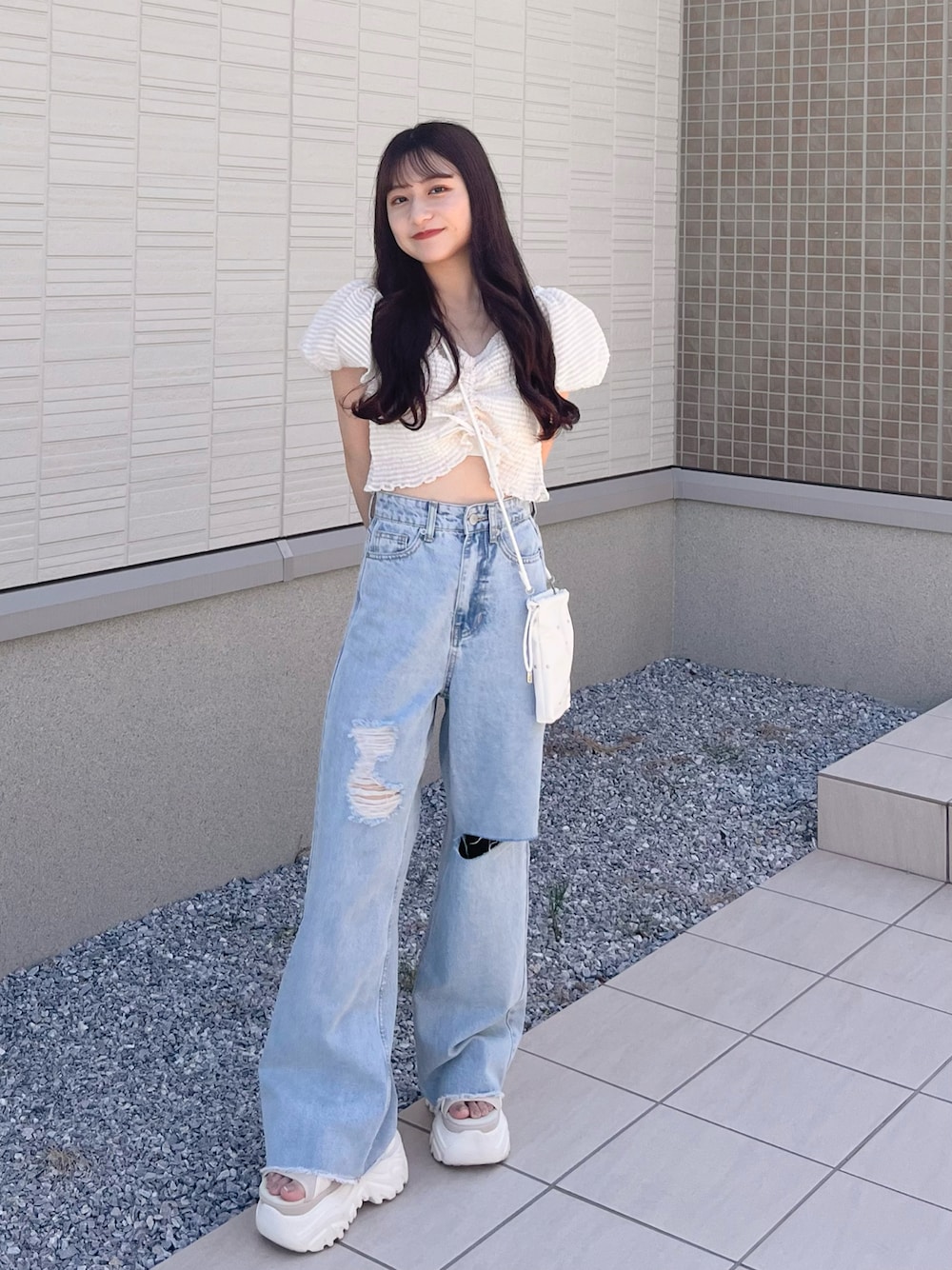 「夏コーデ、カジュアルコーデ、今日のコーデ、ミニバッグ、パンツスタイル、夏服、デニム、デニムパンツ、低身長コーデ、お出かけコーデ、厚底シューズ」｜「mlineの[mline] シャーリングシアーチェックブラウス（シャツ/ブラウス、ホワイト系）」を使った、miyu Ӧさん（レディース・148cm）の夏コーディネートの1枚目の写真