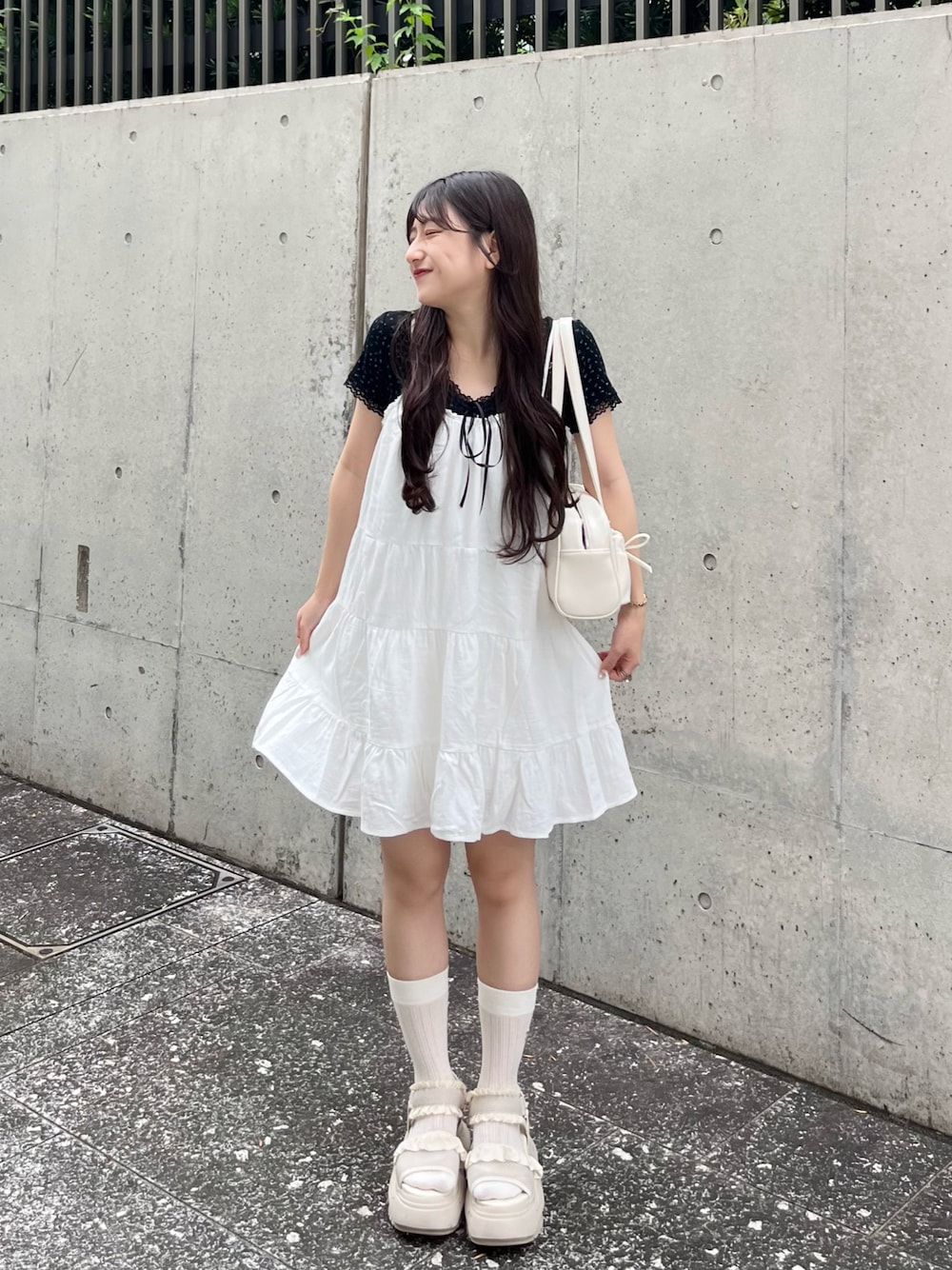 「おでかけコーデ、淡色コーデ、厚底サンダル、夏コーデ、カジュアルガーリー、キャミワンピ、低身長コーデ、ミニ丈ワンピ、韓国ファッション、ガーリーコーデ、モノトーン」｜「mysticのミニキャミワンピース（ワンピース、ホワイト系）」を使った、miyu Ӧさん（レディース・148cm）の夏コーディネートの1枚目の写真