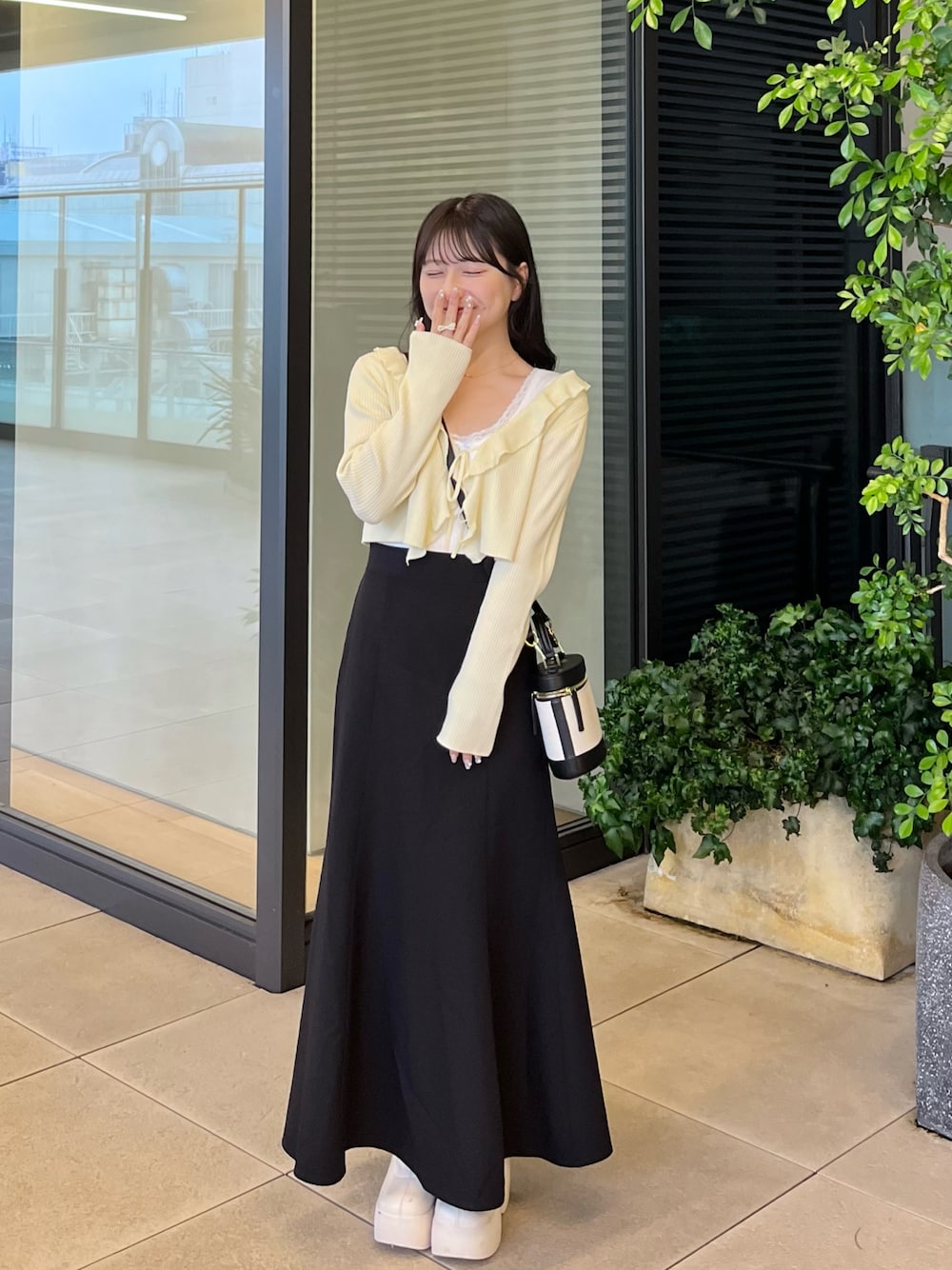 「おでかけコーデ、春夏コーデ、シンプルスタイル、休日スタイル、カーディガンコーデ、カラーコーデ、マーメイドスカート、休日コーデ」｜「SNIDELのカーデセットキャミミニワンピース（ワンピース、イエロー系）」を使った、miyu Ӧさん（レディース・149cm）の夏コーディネートの1枚目の写真