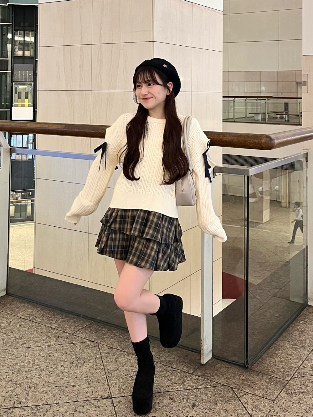 「秋コーデ、秋服、お出かけコーデ、ニットカーディガン、厚底シューズ、ブーツスタイル、チェック、ニット、ティアードスカート、低身長コーデ、ガーリーコーデ」｜「MAJESTIC LEGONのロマンティックケーブル肩あきニット（ニット/セーター、ホワイト系）」を使った、miyu Ӧさん（レディース・149cm）の秋コーディネートの1枚目の写真