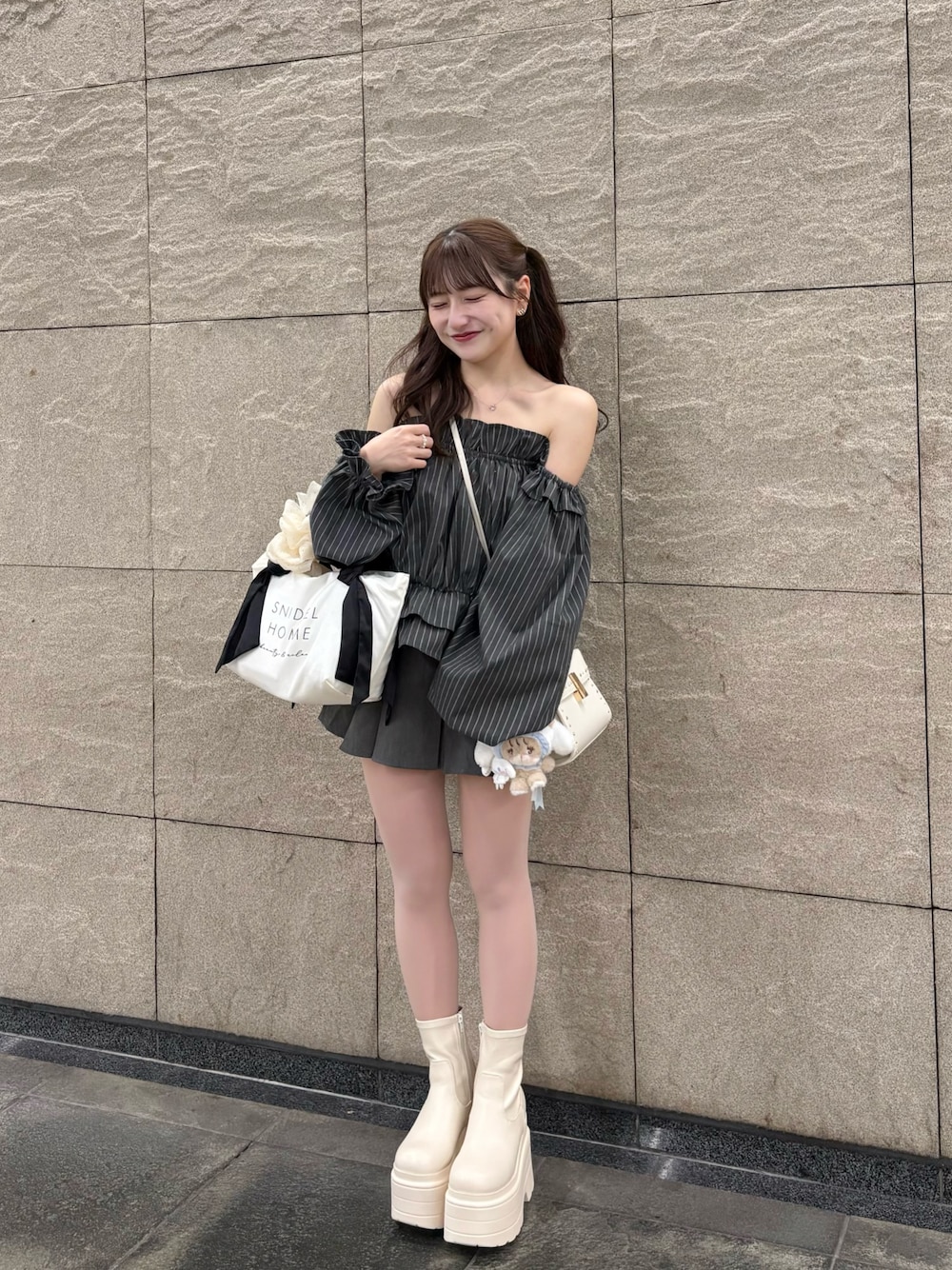 グレー系のシャツ/ブラウス、ブラック系のトートバッグ、ホワイト系のショルダーバッグを着用したレディースの秋コーディネートの1枚目の写真