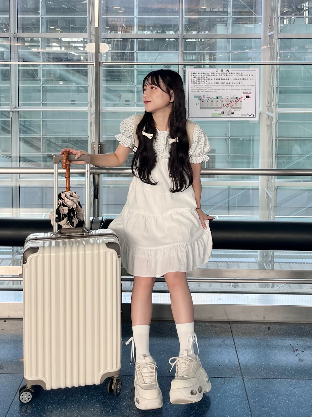 「お出かけコーデ、今日のコーデ、骨格ウェーブ、シンプルスタイル、ガーリーコーデ、休日スタイル、低身長コーデ、キャミワンピ、韓国ファッション、ミニワンピ、厚底シューズ、ワントーンコーデ、ホワイトコーデ」｜「merry jennyの小花柄パフスリーブTee（Tシャツ/カットソー、ブルー系）」を使った、miyu Ӧさん（レディース・148cm）の夏コーディネートの1枚目の写真