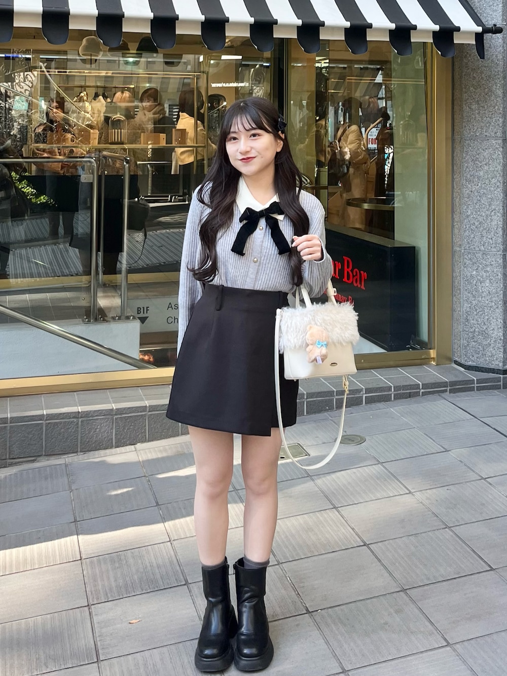 「最近のいい感じコーデ、クリスマスに着たい服、休日スタイル、マイベストコーデ2024、大人かわいい、ニットカーディガン、厚底ブーツ、あざとかわいい、miu系穿搭、低身長コーデ、韓国ファッション、シンプルコーデ、今日のコーデ、ファーバッグ、冬服」｜「sheinのアイテム（カーディガン/ボレロ、グレー系）」を使った、miyu Ӧさん（レディース・149cm）の冬コーディネートの1枚目の写真