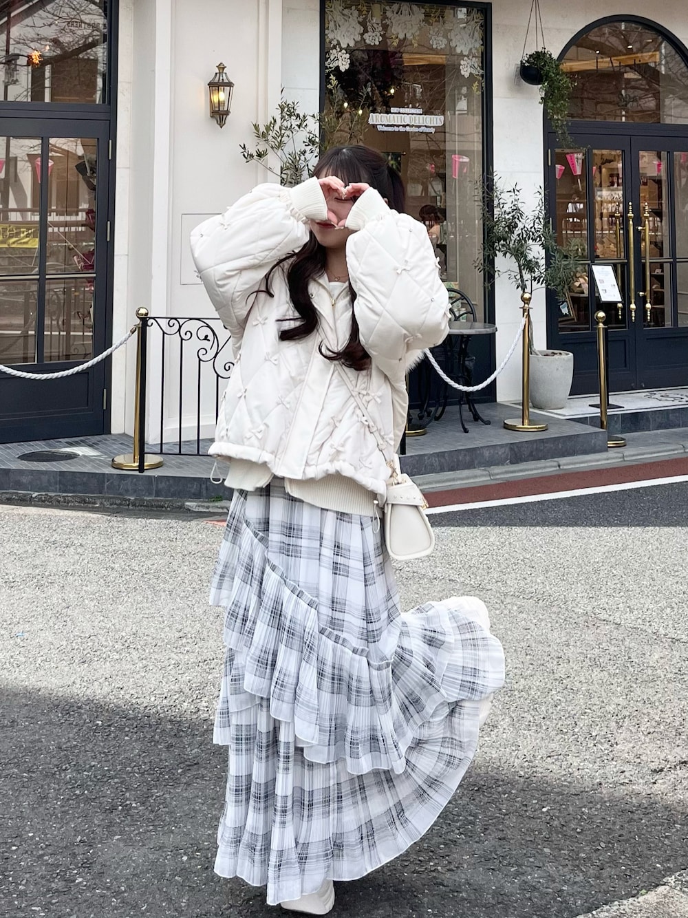 「春コーデ、春めき満開コーデ、春服、大人ガーリー、フェミニンコーデ、今日のコーデ、オトナカワイイ、ティアードスカート、休日スタイル、低身長コーデ、シンプルコーデ、春服みてみて、春アウター、厚底サンダル、ワントーンコーデ」｜「MAJESTIC LEGONの【WEB限定XSサイズあり】プチリボン中綿ブルゾン（ブルゾン、ホワイト系）」を使った、miyu Ӧさん（レディース・149cm）の春コーディネートの1枚目の写真