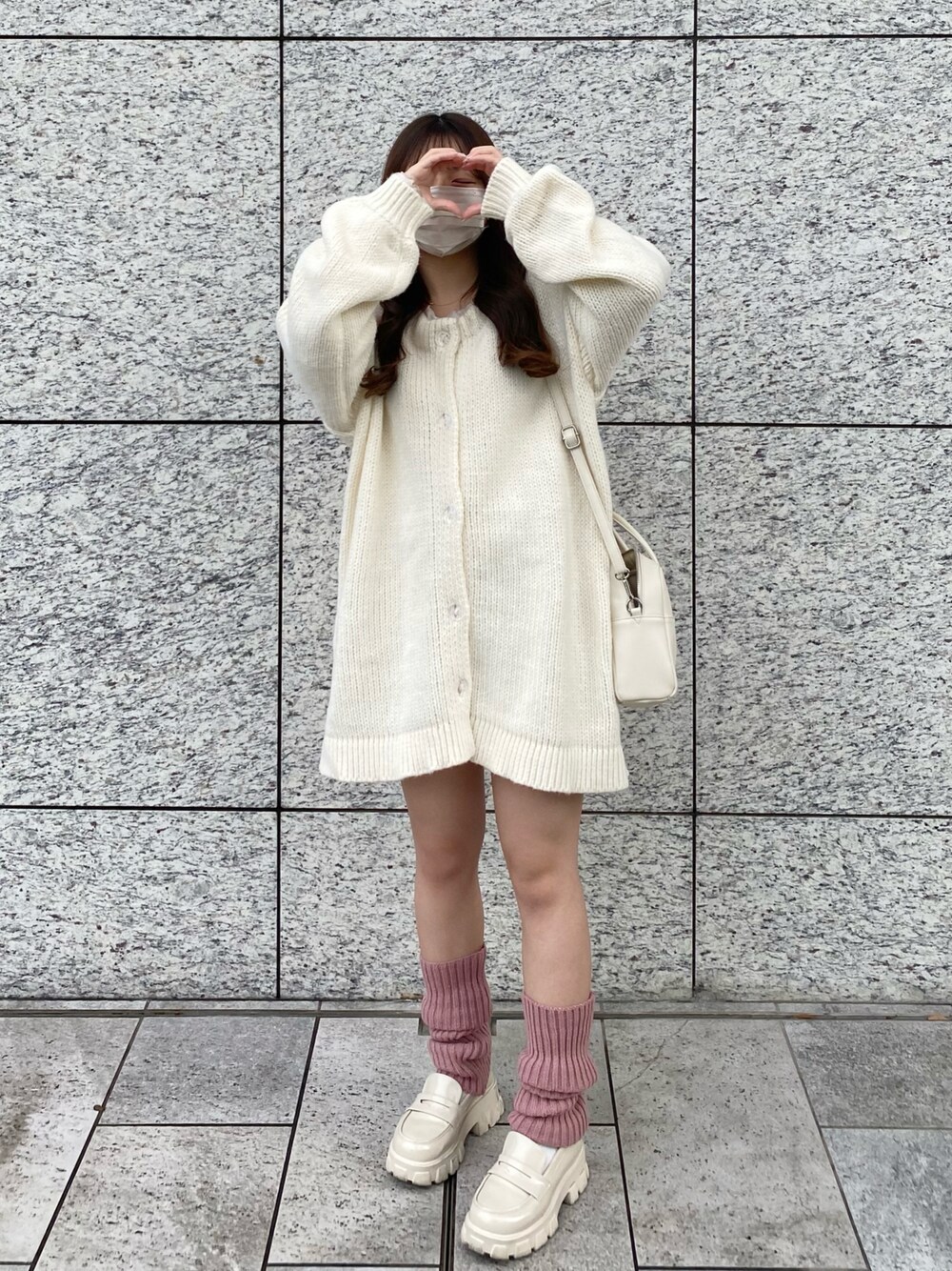 「冬のコーデ、休日スタイル、ゆるニット、クリスマスに着たい服、ワンピース、オーバーサイズ、ゆったりコーデ、低身長女子、高身長女子、淡色コーデ、レッグウォーマー、ホワイトコーデ、未来のWEARISTAプロジェクト」｜「one after another NICE CLAUPの厚底ローファー（ローファー、ホワイト系）」を使った、miyu Ӧさん（レディース・148cm）の秋コーディネートの1枚目の写真