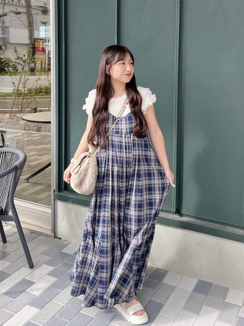 「秋っぽコーデ更新中、シンプルスタイル、オトナカワイイ、シンプルコーデ、ナチュラルガーリー、低身長コーデ、チェック、キャミワンピ、ファーバッグ、ファー小物、ロングワンピース、休日スタイル、今日のコーデ」｜「hinariのコットンボリュームキャミワンピース（ワンピース、その他）」を使った、miyu Ӧさん（レディース・148cm）の秋コーディネートの1枚目の写真