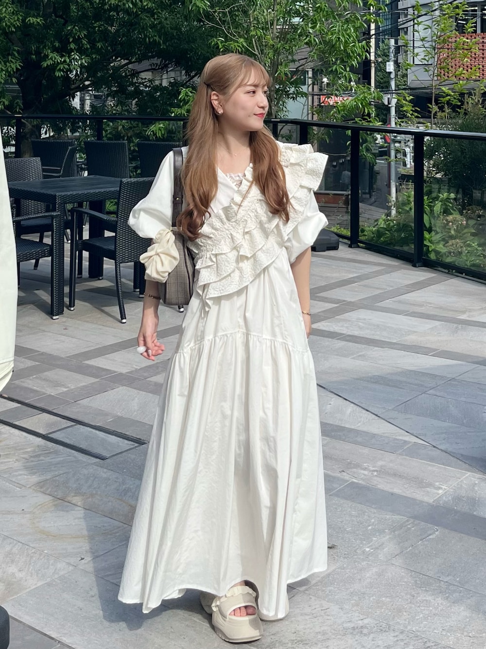 「おでかけコーデ、秋服準備はじめました、今日のコーデ、休日スタイル、低身長コーデ、大人ガーリー、カジュアルガーリー、ボリューム袖、秋服準備始めました、ワンピース、付けフリル、秋コーデ」｜「mysticのドロストギャザーワンピース（ワンピース、ホワイト系）」を使った、miyu Ӧさん（レディース・148cm）の秋コーディネートの1枚目の写真