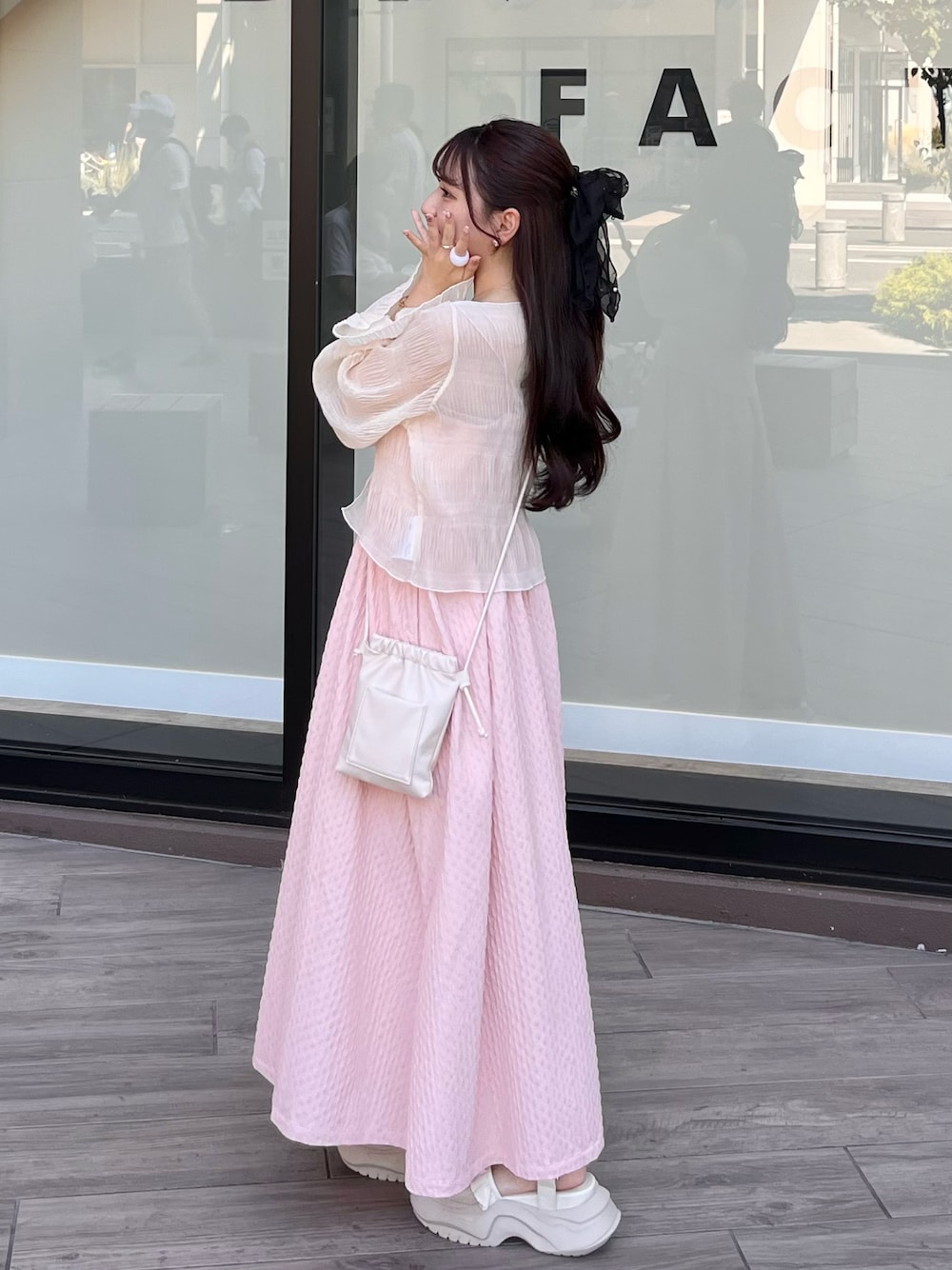 「大人かわいい、今日のコーデ、お出かけコーデ、ワンピーススタイル、ロゴT、ドット、淡色コーデ、ナチュラルガーリー、キャミワンピース、厚底シューズ、低身長コーデ」｜「mlineの[mline]シアー楊柳ショートブラウス（シャツ/ブラウス、ホワイト系）」を使った、miyu Ӧさん（レディース・148cm）の夏コーディネートの1枚目の写真