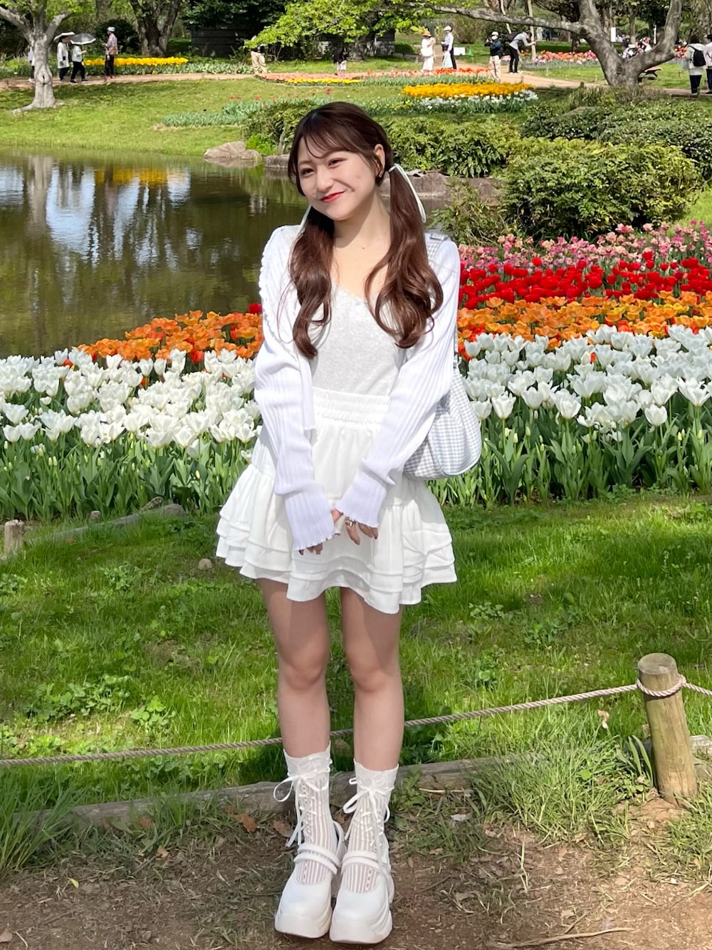 「春ファッション、初夏コーデ、大人ガーリー、淡色コーデ、休日スタイル、休日コーデ、ワントーンコーデ、低身長コーデ、ティアードスカート、春コーデ、お出かけコーデ、シンプルコーデ、韓国ファッション、ガーリーコーデ、厚底サンダル」｜「Alley by w closetの【Alley】ロゴ刺しゅうリブカーディガン（カーディガン/ボレロ、ホワイト系）」を使った、miyu Ӧさん（レディース・148cm）の春コーディネートの1枚目の写真