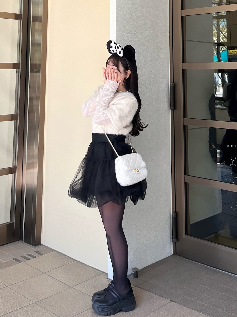 「今日のコーデ、モノトーンコーデ、春コーデ、春服、低身長コーデ、休日スタイル、シンプルコーデ、テーマパークコーデ、ガーリーコーデ、黒タイツ、厚底シューズ、umm.claïr」｜「umm.claïrのアイテム（スカート、ブラック系）」を使った、miyu Ӧさん（レディース・149cm）の春コーディネートの1枚目の写真