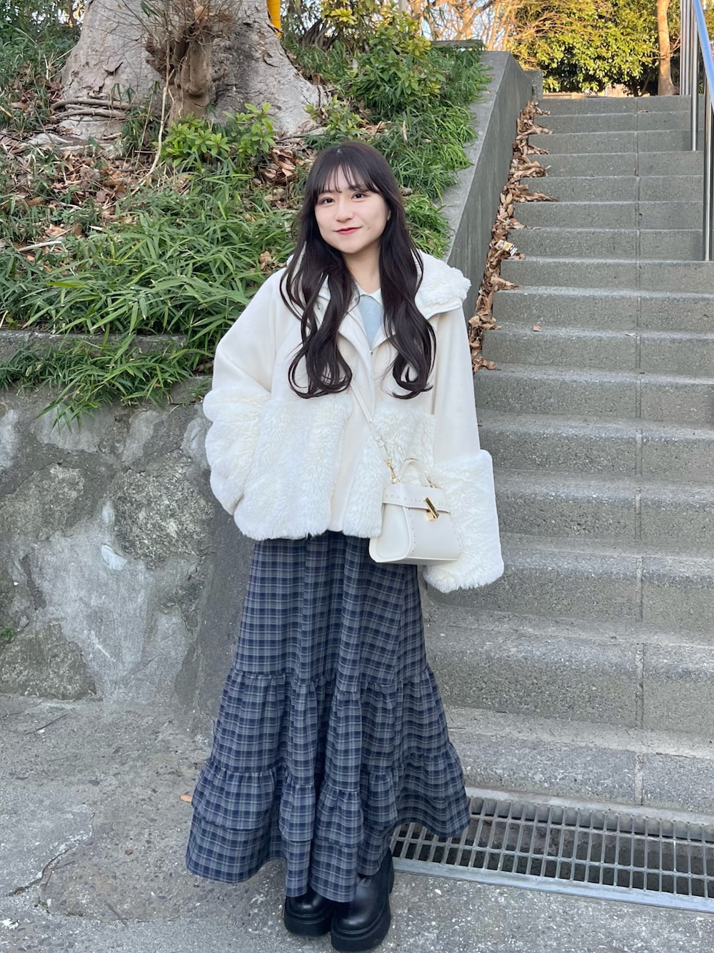 「真冬のあったかスタイル、キレイめ、甘めコーデ、大人可愛い、スカートスタイル、ティアードスカート、ネイビー×ホワイト、シンプルスタイル、休日スタイル、低身長コーデ、今日のコーデ、ショートブーツ、チェック、umm.claïr」｜「umm.claïrのアイテム（スカート、ブルー系）」を使った、miyu Ӧさん（レディース・149cm）の冬コーディネートの1枚目の写真