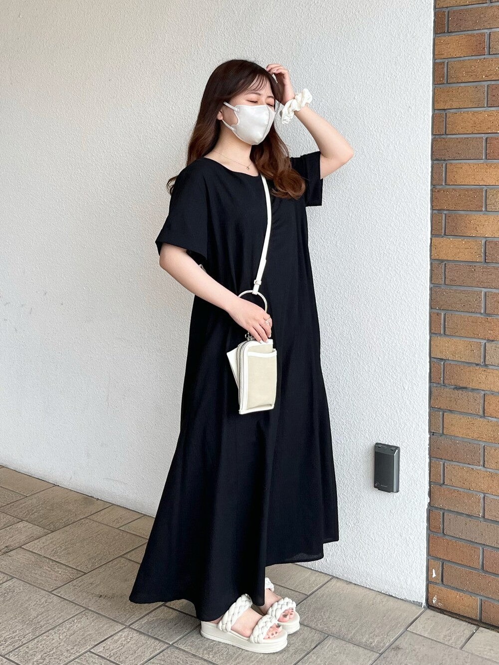 「ゆるコーデ、ラクチンコーデ、夏コーデ、春コーデ、ワントーンコーデ、モノトーンコーデ、ミニバッグ、ワンピース、休日スタイル、シンプルコーデ」｜「mysticのマルチWAYチャームBAG（ショルダーバッグ、ベージュ系）」を使った、miyu Ӧさん（レディース・148cm）の春コーディネートの1枚目の写真