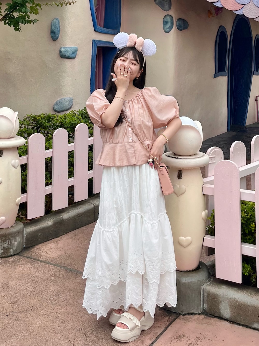 「夏コーデ、夏ファッション、お出かけコーデ、ロングスカート、淡色女子、ミニバッグ、テーマパークコーデ、厚底シューズ、厚底サンダル、ピンク、シンプルコーデ、休日スタイル」｜「mlineの[mline]ペプラムギャザーブラウス（シャツ/ブラウス、ピンク系）」を使った、miyu Ӧさん（レディース・148cm）の夏コーディネートの1枚目の写真