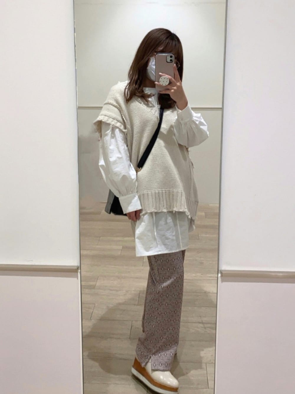 「柄パンツ、LOWRYS FARM、休日スタイル、ニットベスト、プチプラ、シンプルコーデ、低身長コーデ、秋コーデ、ボリューム袖、秋服準備はじめました」｜「GRLのダメージニットベスト（ベスト、ホワイト系）」を使った、miyu Ӧさん（レディース・148cm）の秋コーディネートの1枚目の写真
