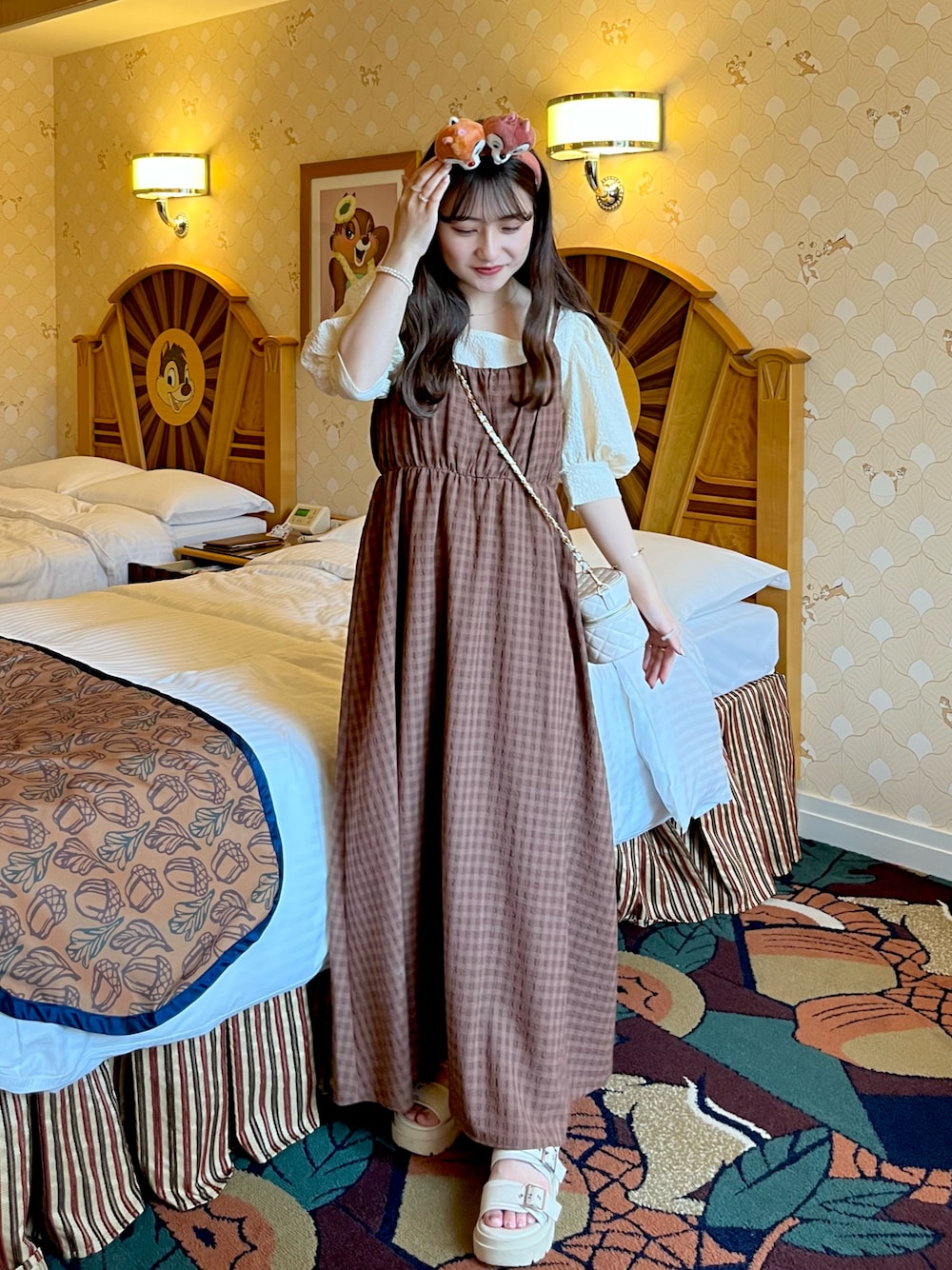 「夏コーデ、シンプルコーデ、カラー×コーデ、ワンピーススタイル、低身長コーデ、ブラウンコーデ、キャミワンピ、ロングワンピース、厚底シューズ、厚底サンダル、テーマパークコーデ、ボリューム袖、休日スタイル」｜「archivesのギャザーフレアキャミワンピース（ワンピース、ブラウン系）」を使った、miyu Ӧさん（レディース・148cm）の夏コーディネートの1枚目の写真