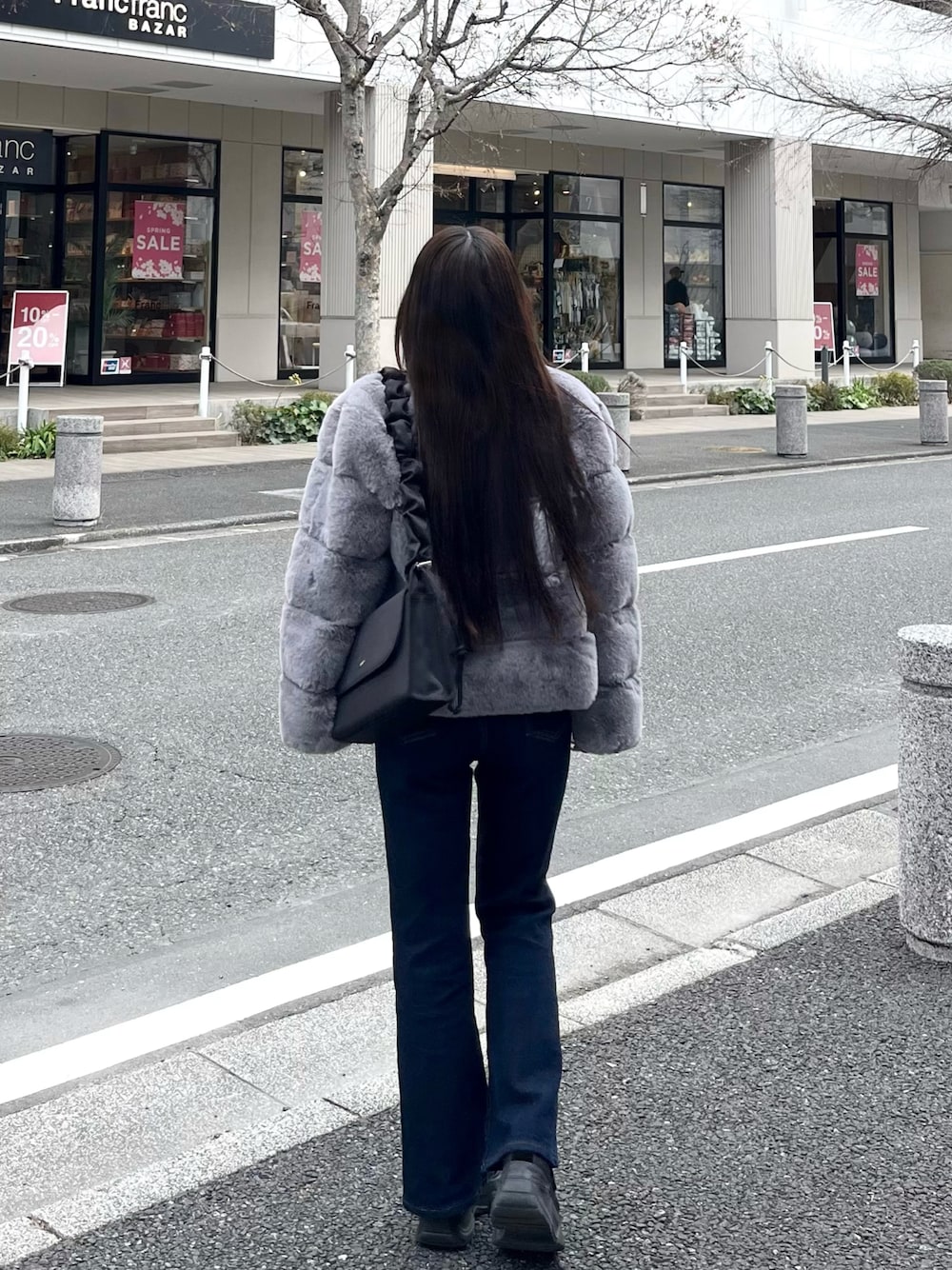「今日のコーデ、冬コーデ、カジュアルガーリー、デニムパンツ、ファーコート、低身長コーデ、休日スタイル、シンプルコーデ、厚底サンダル、パンツスタイル、umm.claïr」｜「by muni:rのファーショートジャケット（ノーカラージャケット、グレー系）」を使った、miyu Ӧさん（レディース・149cm）の冬コーディネートの1枚目の写真