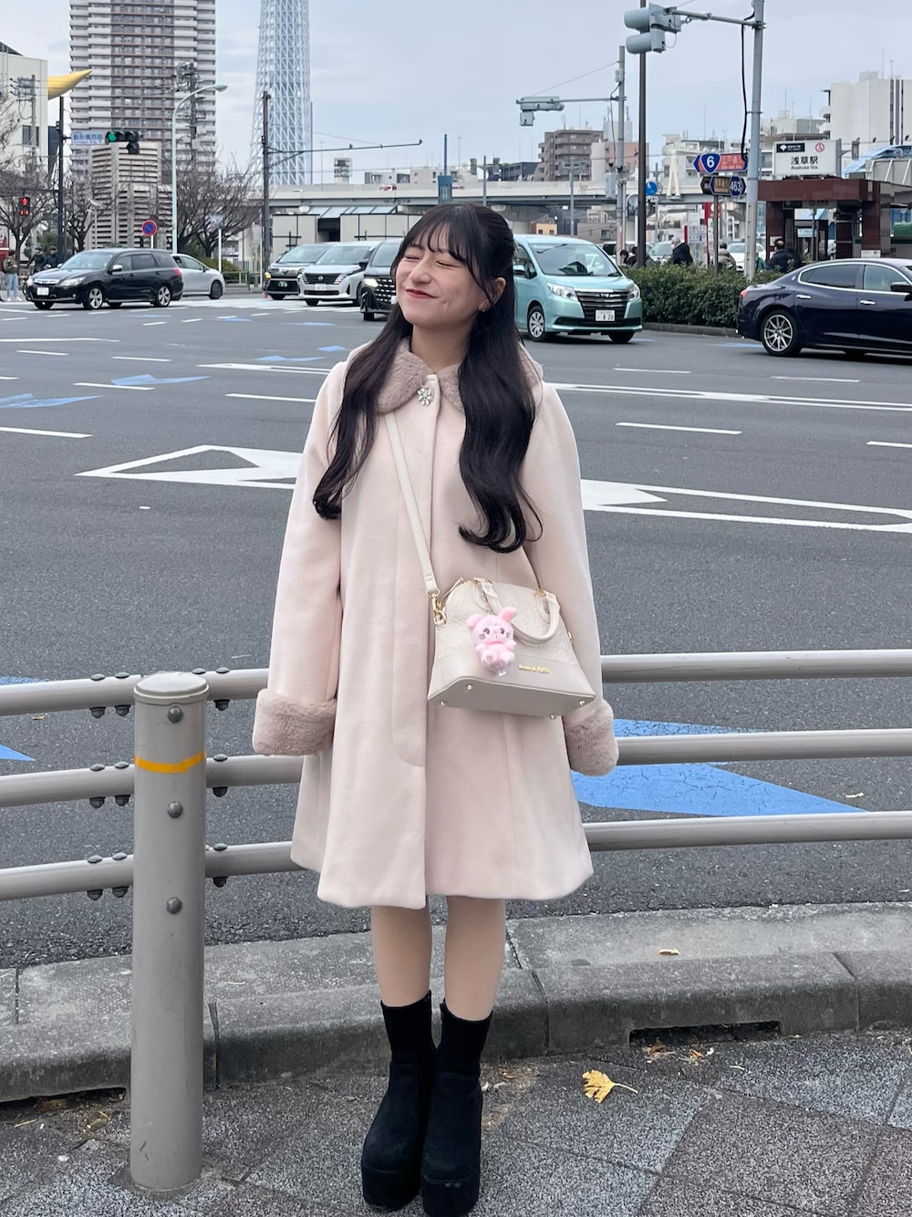 「真冬のあったかスタイル、オトナカワイイ、大人可愛い、アウターコーデ、大人かわいい、冬コーデ、ショートブーツ、低身長コーデ、シンプルコーデ、休日スタイル、今日のコーデ、ガーリーコーデ、フェミニンコーデ、淡色コーデ」｜「MAJESTIC LEGONの7wayファー×ビジューコート（その他アウター、ピンク系）」を使った、miyu Ӧさん（レディース・149cm）の冬コーディネートの1枚目の写真