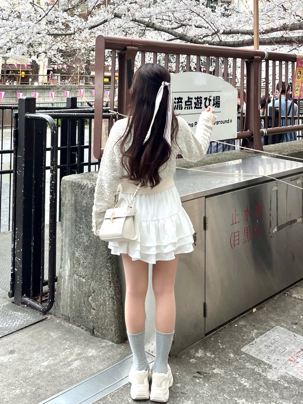 「春めき満開コーデ、スカーフ、春服、大人ガーリー、春カラー、低身長女子、フェミニンコーデ、低身長コーデ、休日スタイル、今日のコーデ、淡色コーデ、厚底サンダル、ワントーンコーデ、ホワイトコーデ、韓国ファッション」｜「LILY BROWNのツイードニットカーディガン（カーディガン/ボレロ、ホワイト系）」を使った、miyu Ӧさん（レディース・149cm）の春コーディネートの1枚目の写真