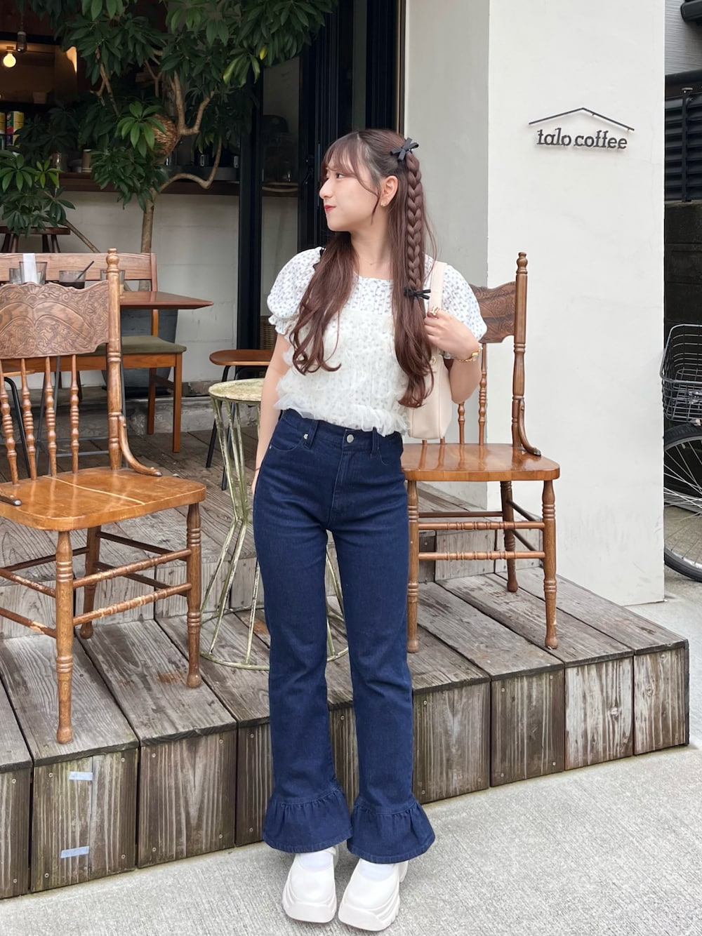 「夏コーデ、シンプルコーデ、低身長女子、夏ファッション、骨格ウェーブ、チュール、ガーリーコーデ、パンツスタイル、デニム、カジュアルガーリー、フレアデニム、休日スタイル、今日のコーデ、厚底シューズ、umm.claïr」｜「umm.claïrのアイテム（デニムパンツ、ブルー系）」を使った、miyu Ӧさん（レディース・148cm）の夏コーディネートの1枚目の写真