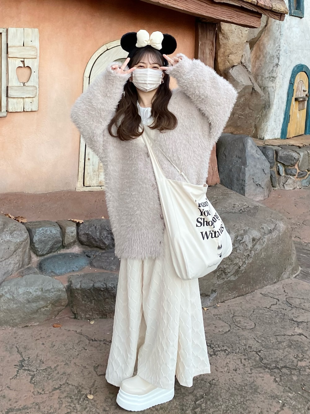 「秋冬コーデ、休日コーデ、デートコーデ、ボリューム袖、秋コーデ、ガーリー、冬コーデ、ワントーンコーデ、低身長コーデ、ガーリーコーデ、テーマパークコーデ、ホワイトコーデ」｜「one after another NICE CLAUPのふわふわ感があざと可愛い。フェザーロングクルーカーディガン（カーディガン/ボレロ、ベージュ系）」を使った、miyu Ӧさん（レディース・148cm）の秋コーディネートの1枚目の写真