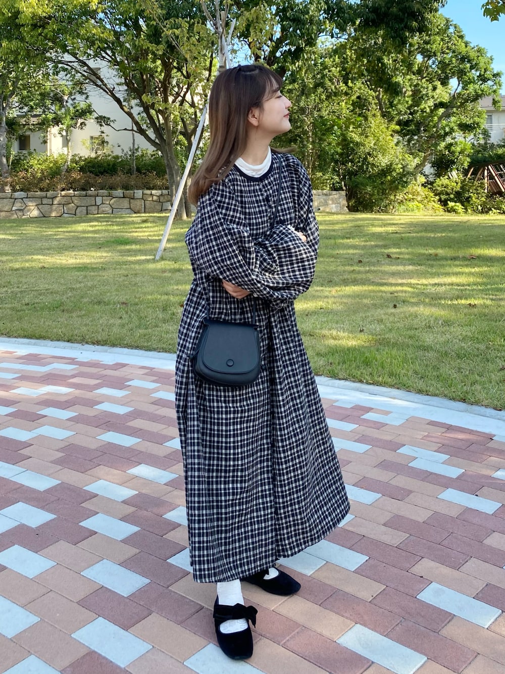 「チェック、ワンピース、モノトーン、モノトーンコーデ、低身長コーデ、ミニバック、ボリューム袖、チェック柄に恋してる、wearhalloween2021、ロングワンピース」｜「one after another NICE CLAUPのアイテム（パンプス、ブラック系）」を使った、miyu Ӧさん（レディース・148cm）の秋コーディネートの1枚目の写真