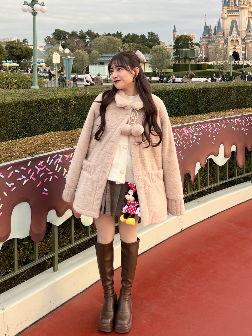 「チョコ色に染まれ、シンプルスタイル、大人かわいい、真冬のあったかスタイル、冬アウター、冬のコーデ、テーマパークコーデ、低身長コーデ、ボアコート、淡色コーデ、休日スタイル、今日のコーデ、ロングブーツ」｜「DIAVELのオーバーサイズファーコート/ブルゾン（その他アウター、ベージュ系）」を使った、miyu Ӧさん（レディース・149cm）の冬コーディネートの1枚目の写真