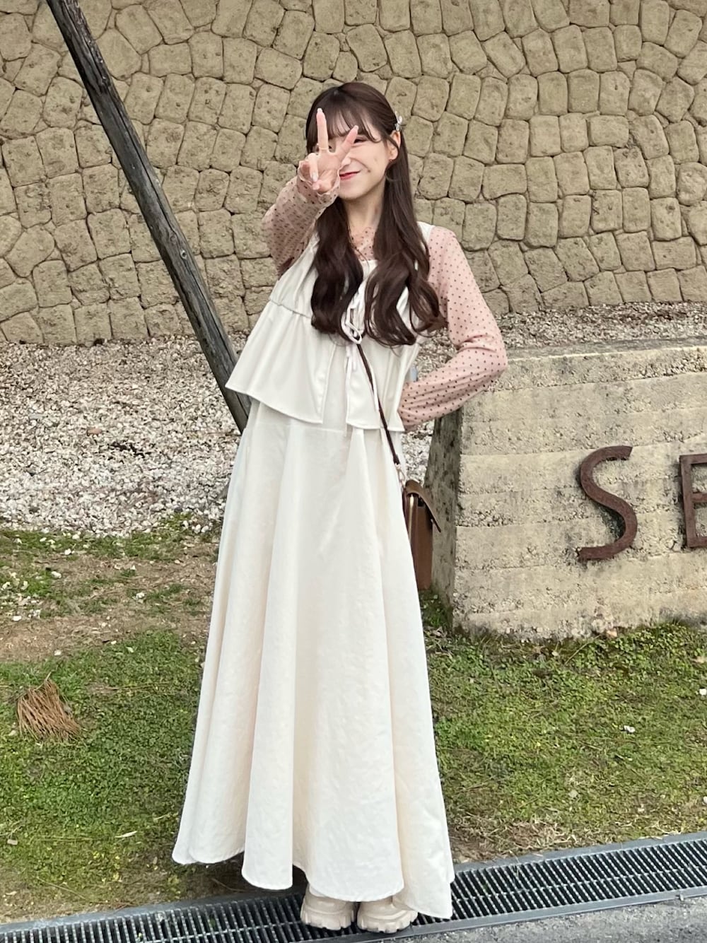 「今日のコーデ、大人ガーリー、キレイめコーデ、シンプルスタイル、ベージュコーデ、ガーリーコーデ、ワントーンコーデ、淡色コーデ、低身長コーデ、淡色女子、ワンピース」｜「w closetのチュールドットボートネックプルオーバー（Tシャツ/カットソー、ベージュ系）」を使った、miyu Ӧさん（レディース・148cm）の冬コーディネートの1枚目の写真
