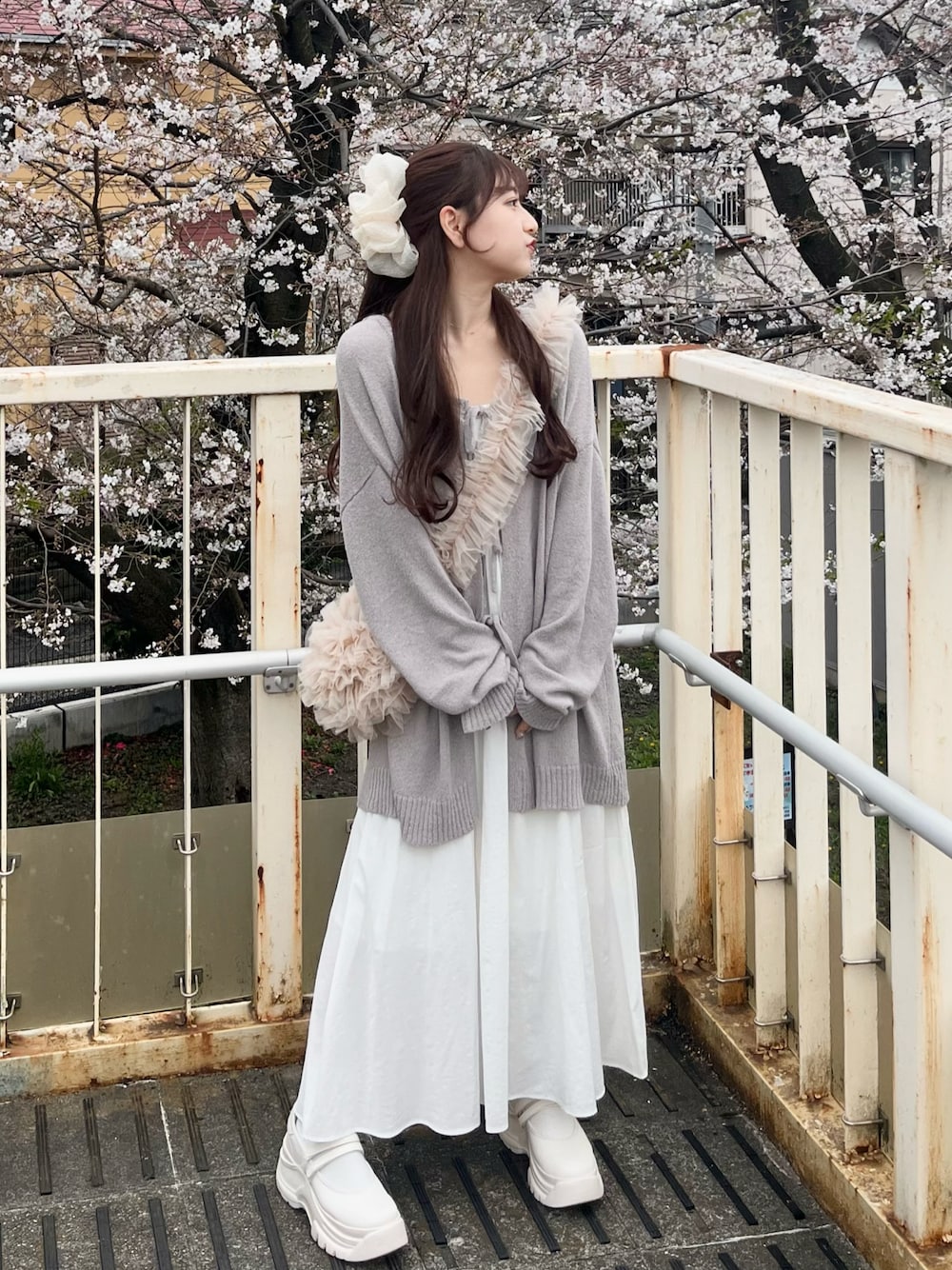 「春のNewスタイル、春ファッション、休日スタイル、お花見コーデ、春服コーデ、春カラー、オトナカワイイ、大人ガーリー、オーバーサイズ、カーディガン、キャミワンピ、ゆるコーデ、淡色コーデ、ワンピーススタイル、umm.claïr」｜「umm.claïrのアイテム（カーディガン/ボレロ、ホワイト系）」を使った、miyu Ӧさん（レディース・148cm）の春コーディネートの1枚目の写真