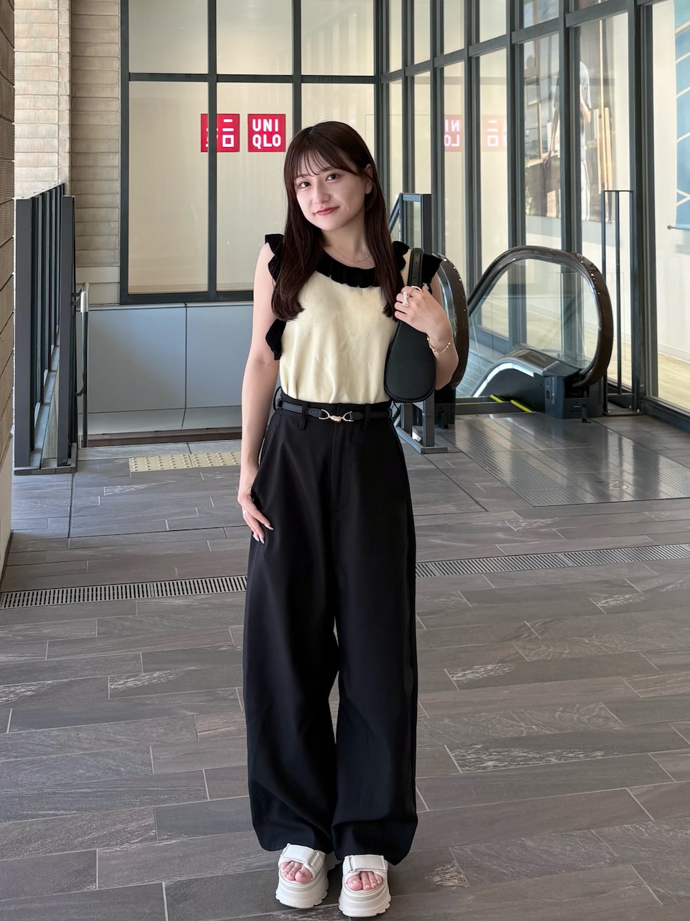 「厚底シューズ、夏ファッション、シンプル、低身長コーデ、低身長女子、夏服コーデ、きれいめコーディネート、おでかけコーデ、パンツスタイル、ノースリーブ、厚底サンダル、シンプルコーデ」｜「mysticの【3色展開】フリルニットタンク（ニット/セーター、ベージュ系）」を使った、miyu Ӧさん（レディース・149cm）の夏コーディネートの1枚目の写真