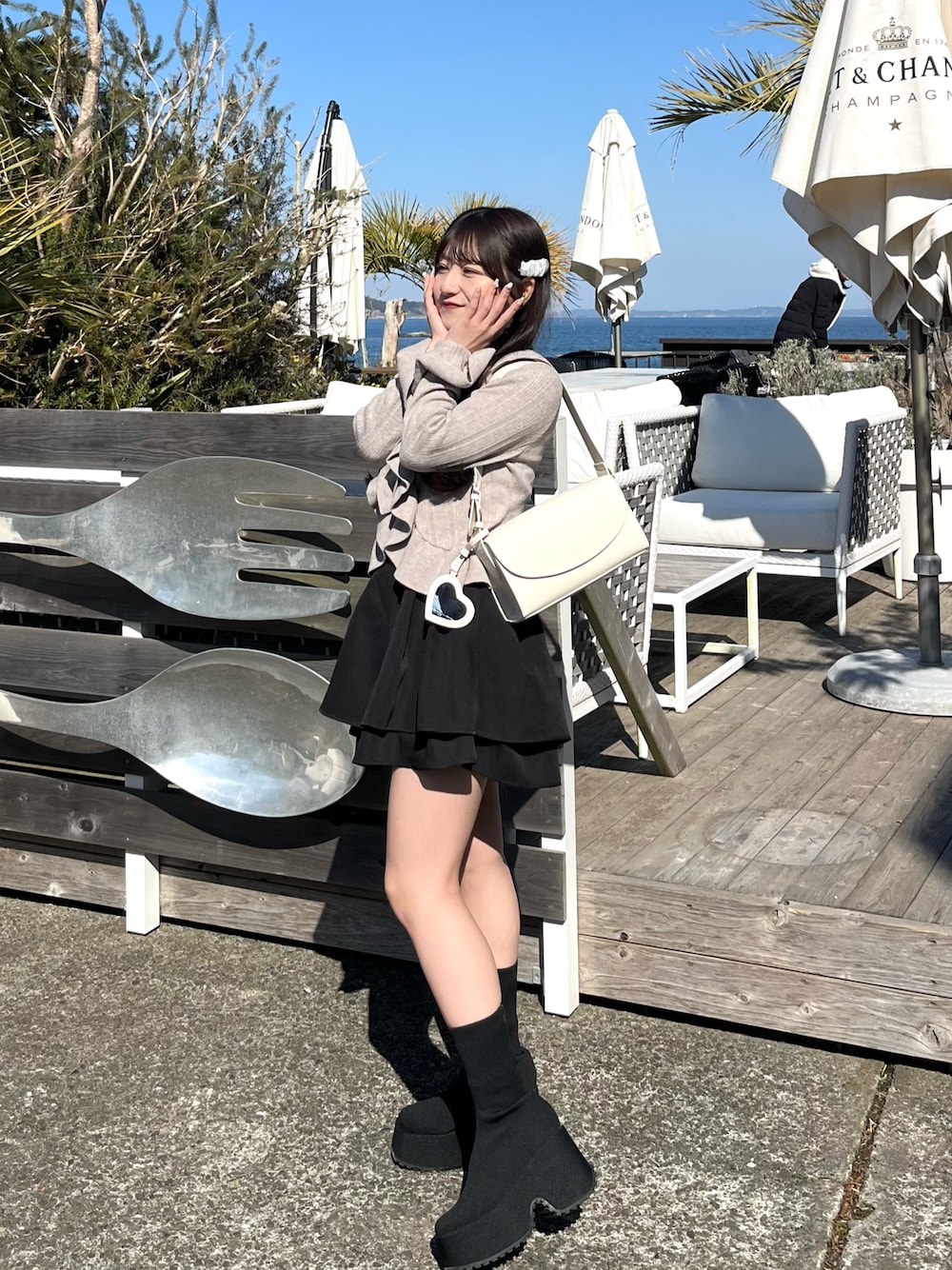 「春コーデ、おでかけコーデ、オトナ女子、今日のコーデ、初春コーデ、お出かけコーデ、ガーリーコーデ、シンプルスタイル、低身長コーデ、カーディガン、ショートブーツ、春服みてみて」｜「evelynのアイテム（スカート、ブラック系）」を使った、miyu Ӧさん（レディース・149cm）の春コーディネートの1枚目の写真