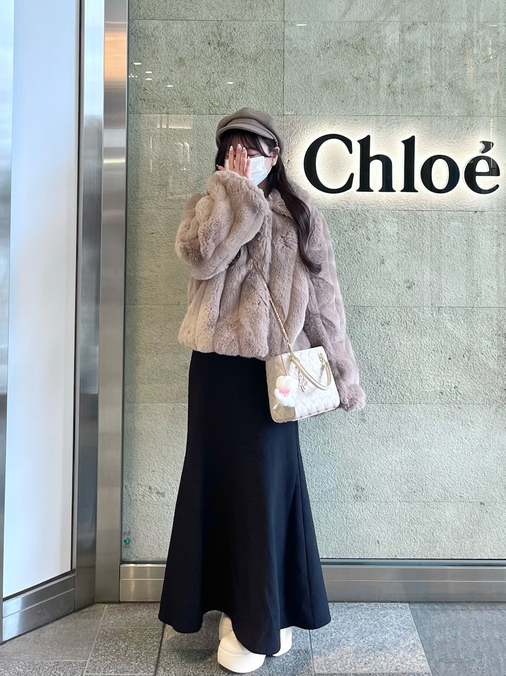 「今日のコーデ、大人かわいい、フェミニンコーデ、骨格ウェーブコーデ、マーメイドスカート、ブーツスタイル、低身長コーデ、シンプルコーデ、休日スタイル、大人ガーリー、ファーコート、ショートブーツ」｜「SAISON DE PAPILLONのふわふわエコファークロップ丈コート（ムートンコート、ブラウン系）」を使った、miyu Ӧさん（レディース・149cm）の春コーディネートの1枚目の写真