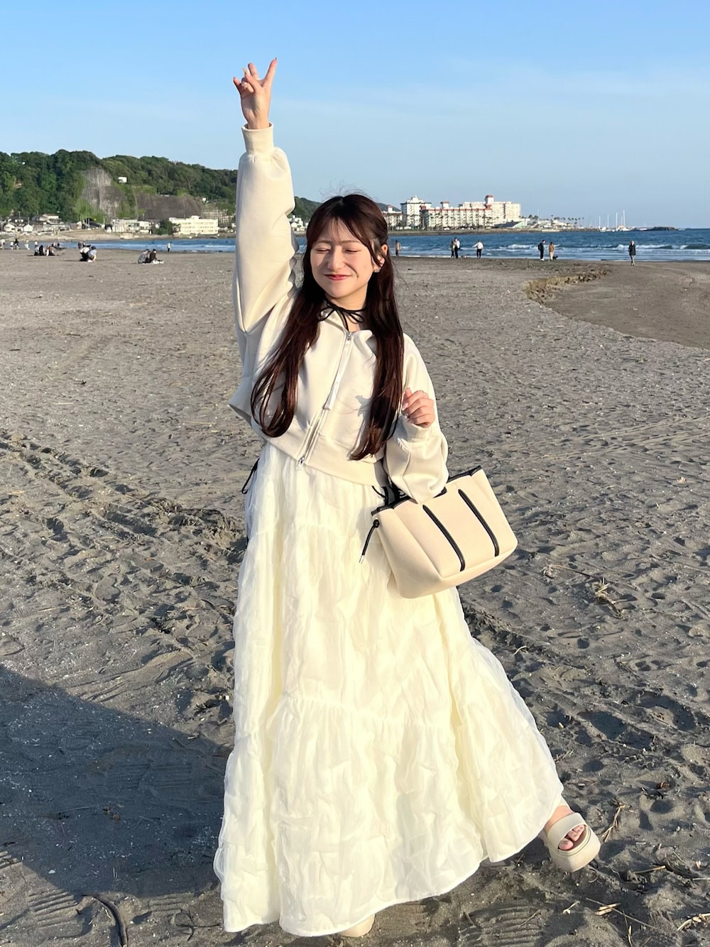 「夏ファッション、おでかけコーデ、大人ガーリー、大人かわいい、淡色女子、低身長コーデ、キャミワンピ、パーカーコーデ、今日のコーデ、休日コーデ、休日スタイル、ワントーンコーデ」｜「lure you inのアイテム（ワンピース/ドレス、ホワイト系）」を使った、miyu Ӧさん（レディース・149cm）の春コーディネートの1枚目の写真