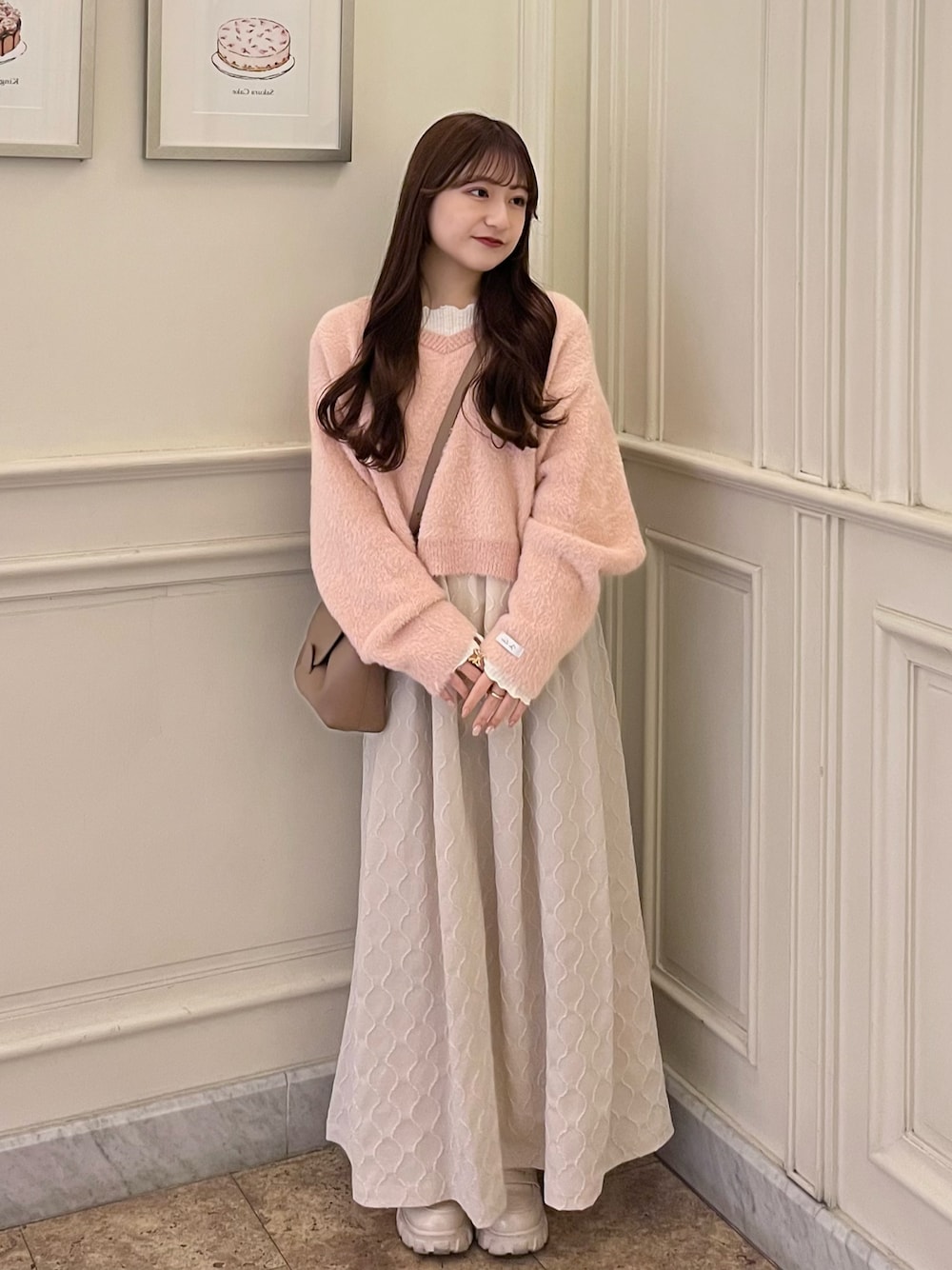 「休日コーデ、シンプルスタイル、デートコーデ、今日のコーデ、大人かわいい、骨格ウェーブ、ガーリーコーデ、ピンクコーデ、ワンピーススタイル、キャミワンピ、春コーデ」｜「mlineの[mline]ロゴショートニット（ニット/セーター、ピンク系）」を使った、miyu Ӧさん（レディース・148cm）の冬コーディネートの1枚目の写真