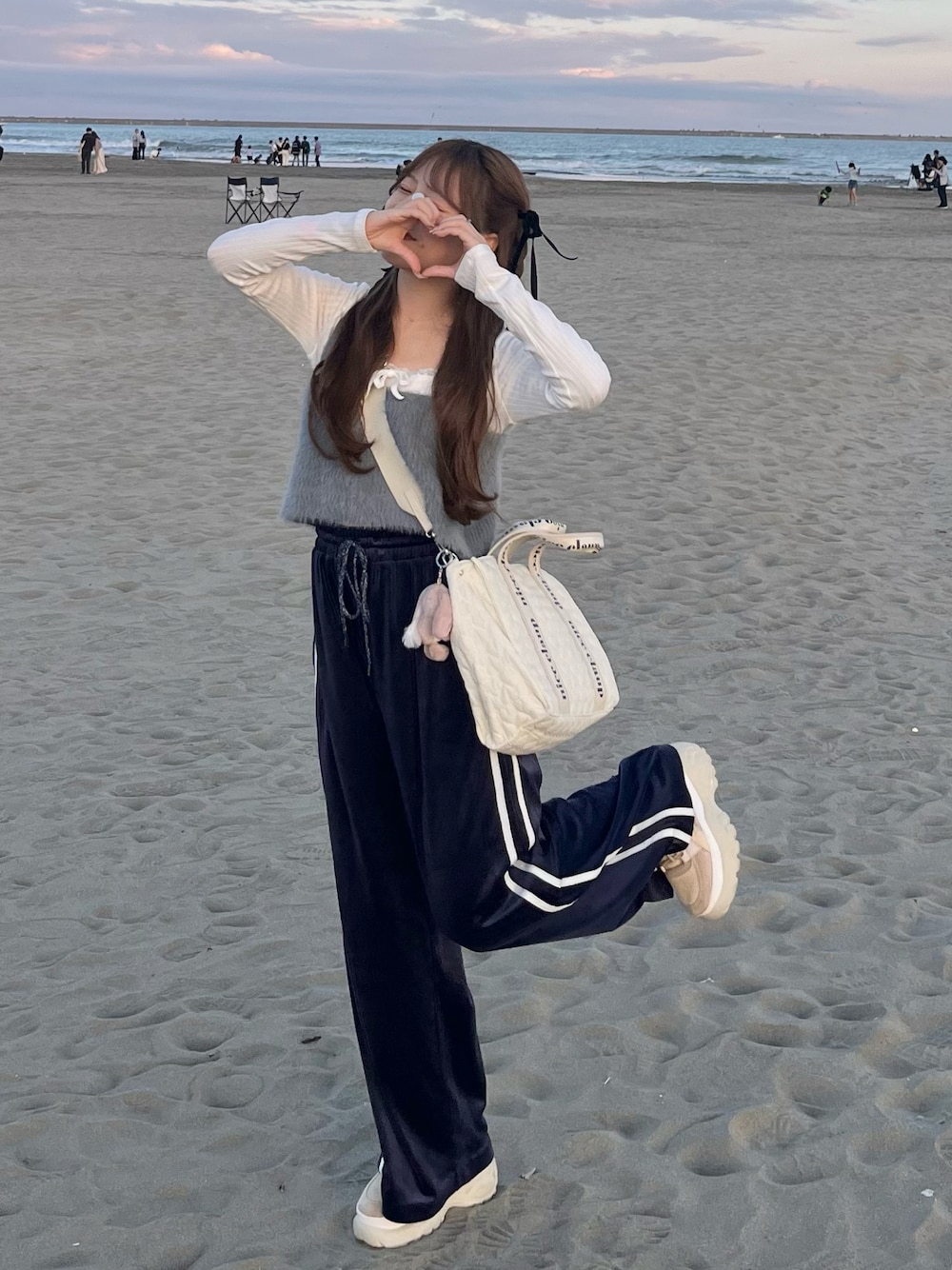 「秋服まるっと大公開、秋コーデ、ゆるコーデ、ラクチンコーデ、おでかけコーデ、休日スタイル、初秋コーデ、今日のコーデ、カジュアルガーリー、パンツスタイル、低身長コーデ、厚底シューズ、フェススタイル」｜「w closetの【セットアップ対応】ベロアラインパンツ（その他パンツ、ブルー系）」を使った、miyu Ӧさん（レディース・148cm）の秋コーディネートの1枚目の写真
