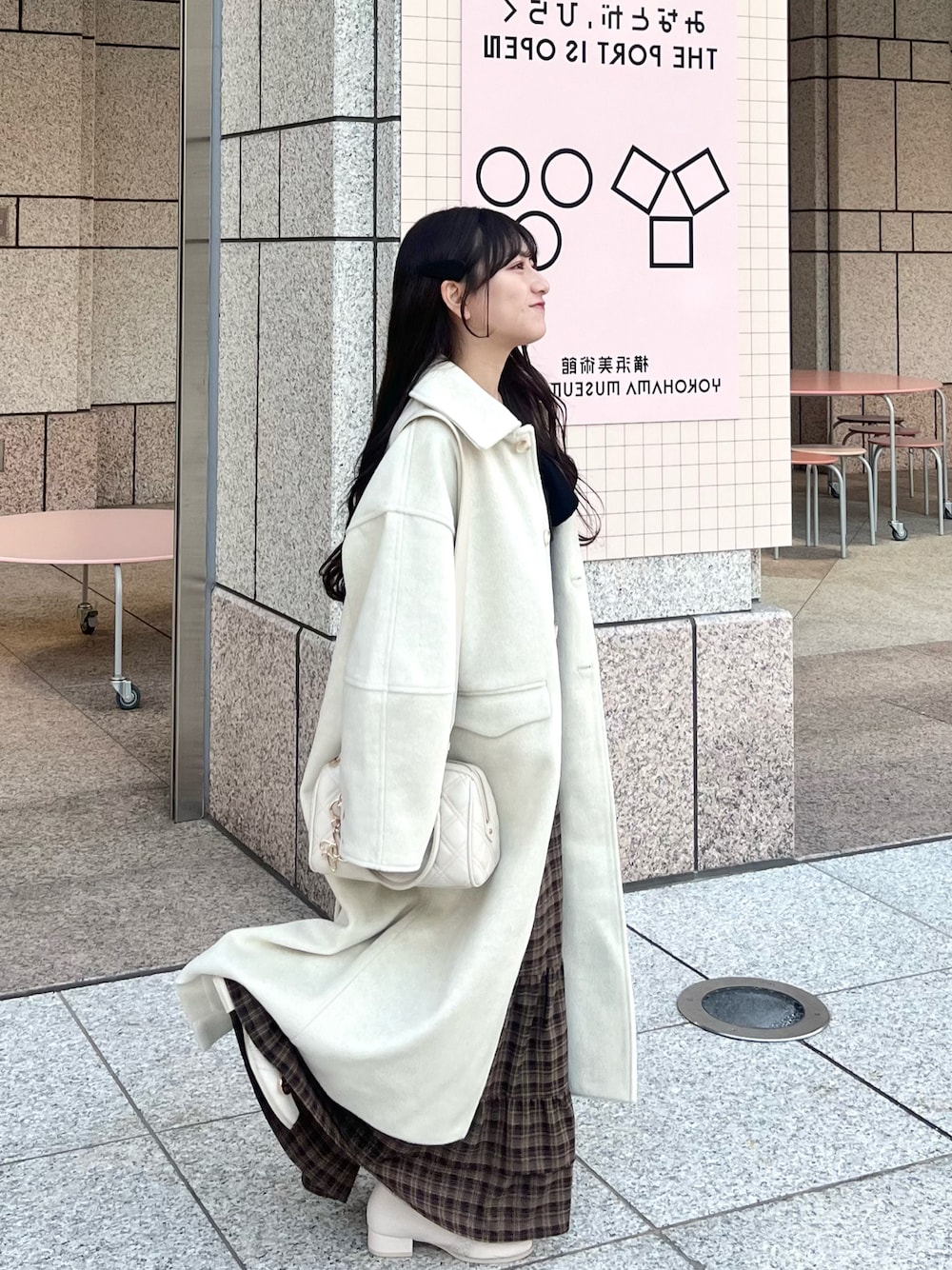 「冬コーデ、ホワイトコーデ、クリスマスに着たい服、マイベストコーデ2024、大人可愛い、ロングコート、チェックスカート、低身長コーデ、シンプルコーデ、大人ガーリー、ロングスカート、ティアードスカート、umm.claïr」｜「hinariのミニシャギーロングコート（その他アウター、ホワイト系）」を使った、miyu Ӧさん（レディース・149cm）の冬コーディネートの1枚目の写真