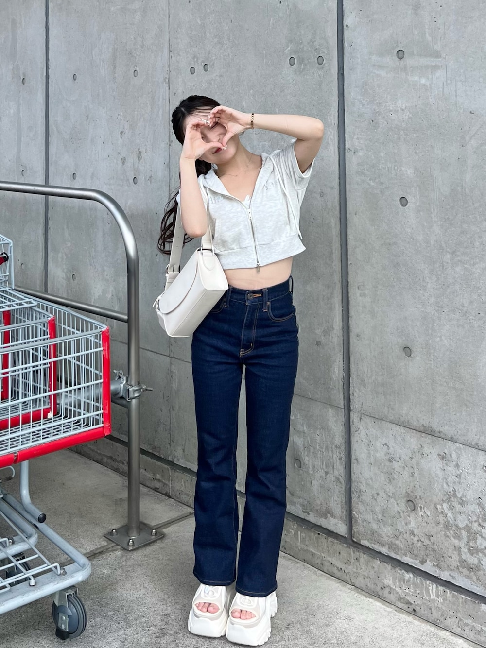 「フェスコーデ、シンプルスタイル、夏服、サンダルコーデ、カジュアルガーリー、パンツコーデ、デニム、低身長コーデ、シンプルコーデ、休日スタイル、今日のコーデ」｜「MOUSSYのHW Rebirth FLARE（デニムパンツ、ブルー系）」を使った、miyu Ӧさん（レディース・148cm）の夏コーディネートの1枚目の写真