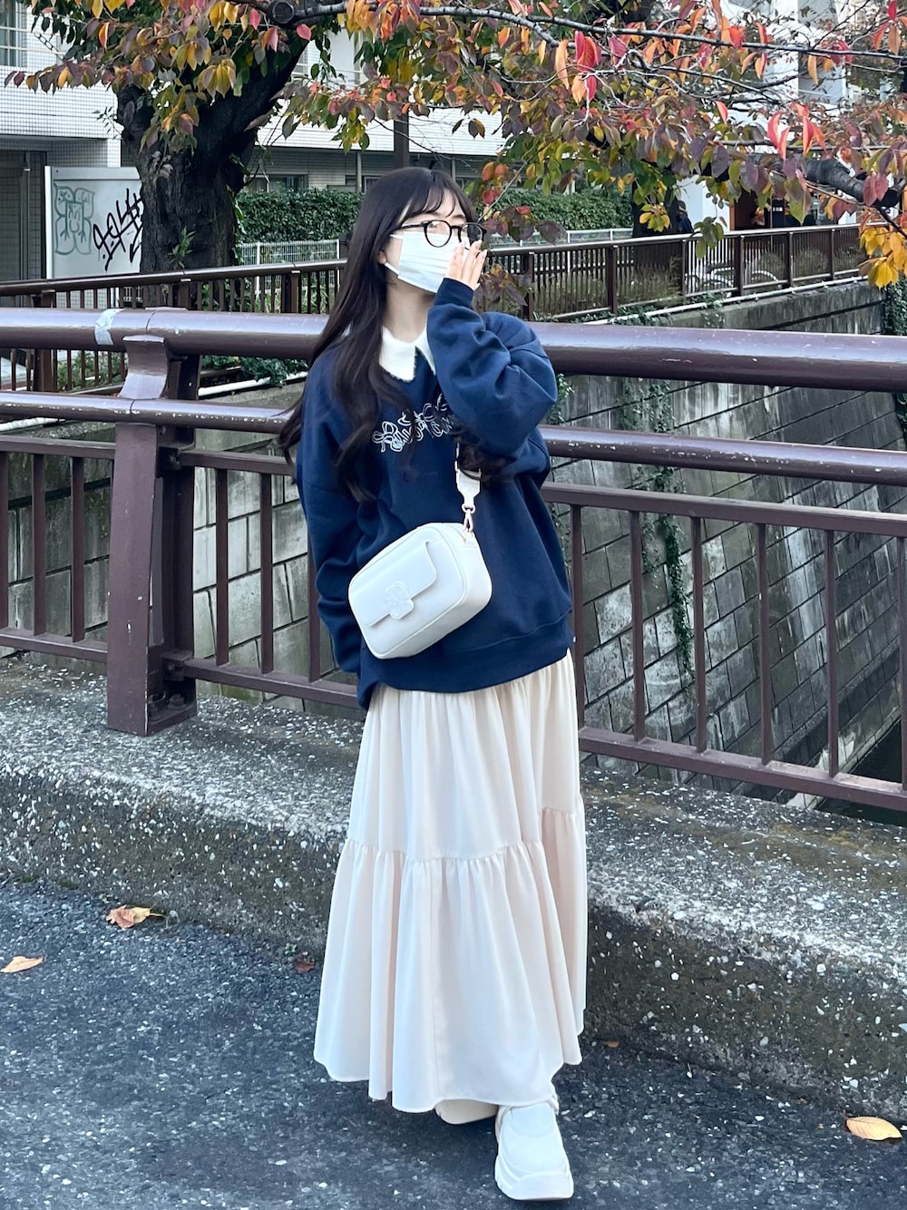 「最近のいい感じコーデ、シンプルスタイル、秋冬コーデ、ラフコーデ、休日スタイル、お出かけコーデ、骨格ウェーブ、韓国ファッション、ティアードスカート、低身長コーデ、スウェット、ゆるコーデ、厚底シューズ」｜「COUROのリボンアート/ハートアート文字刺繍ルーズシルエットスウェット（スウェット、ブルー系）」を使った、miyu Ӧさん（レディース・149cm）の冬コーディネートの1枚目の写真