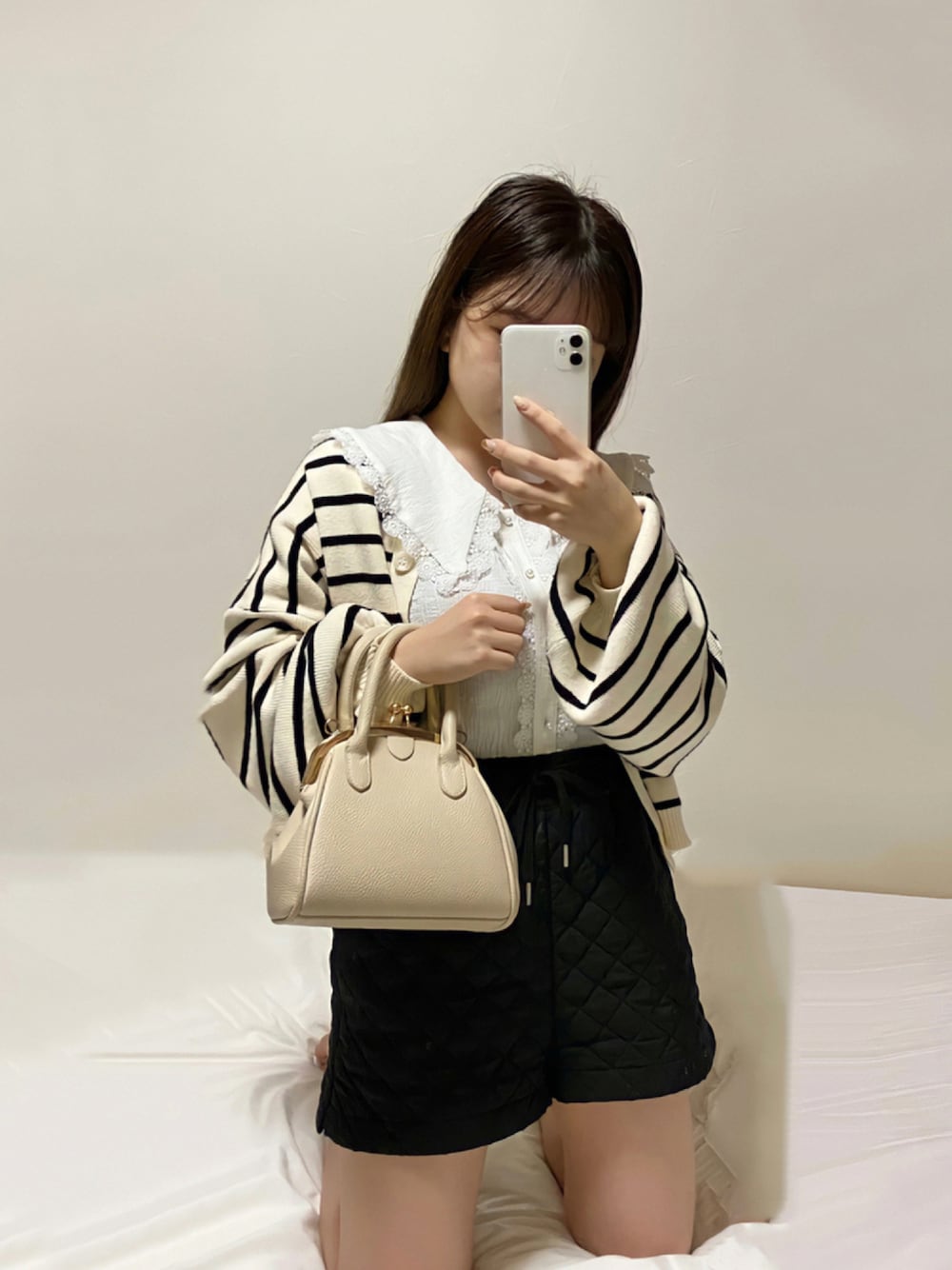 「カーディガン、ブラウス、キルティング、ZARA、モノトーン、休日スタイル、ミニバッグ、低身長コーデ、秋コーデ、秋冬コーデ、ボリューム袖、だから秋服が好き」｜「ANGIEの２WAYボリュームスリーブショートニットカーディガン（カーディガン/ボレロ、ホワイト系）」を使った、miyu Ӧさん（レディース・148cm）の秋コーディネートの1枚目の写真