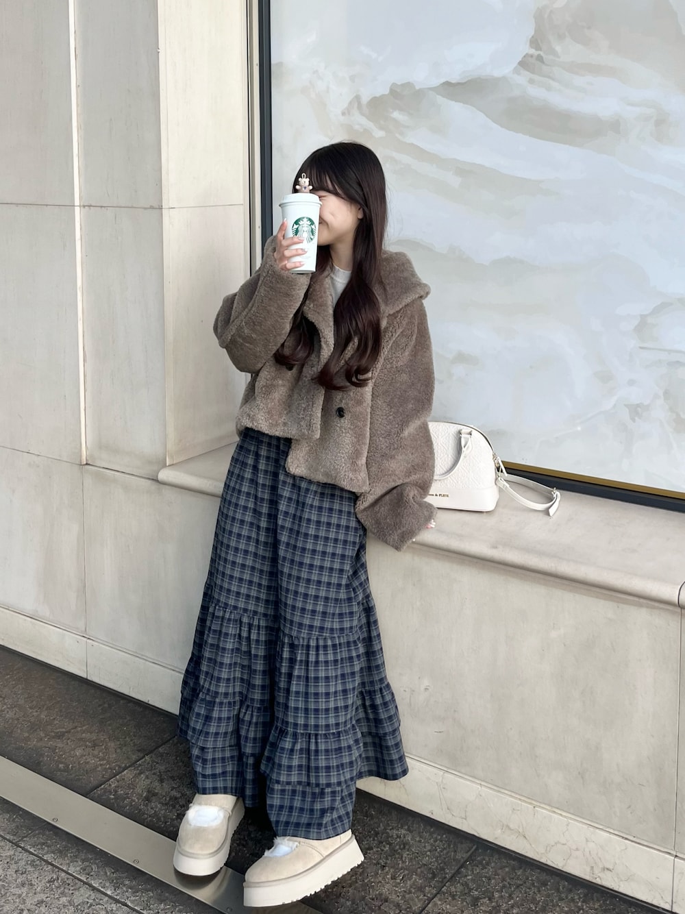 「冬のコーデ、低身長女子、休日スタイル、厚底シューズ、冬服コーデ、オトナカワイイ、スカートスタイル、ティアードスカート、ボアジャケット、低身長コーデ、チェックスカート、今日のコーデ、シンプルコーデ、umm.claïr」｜「Maison de FLEURのFLEURモノグラムハーフムーンボストンバッグ（ボストンバッグ、ベージュ系）」を使った、miyu Ӧさん（レディース・149cm）の冬コーディネートの1枚目の写真