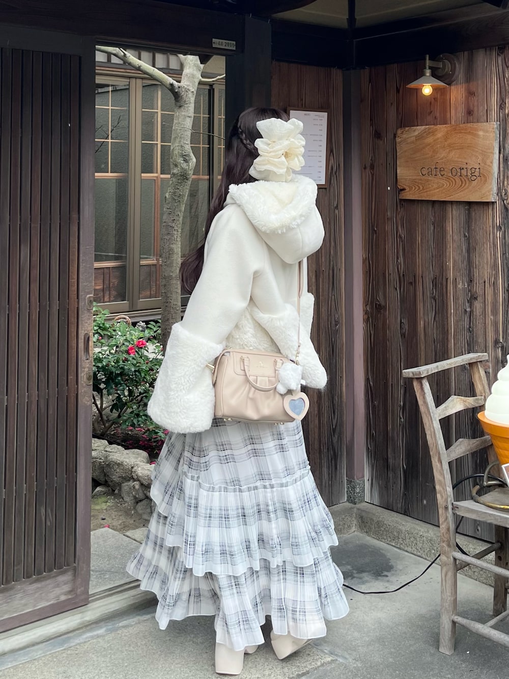 「今日のコーデ、春色、オトナカワイイ、低身長女子、ワントーンコーデ、春服みてみて、冬アウター、ホワイトコーデ、春先取り、低身長コーデ、淡色コーデ、シンプルコーデ、大人かわいい、ショートブーツ、休日スタイル」｜「ASTORIA ODIERのリボンブローチ付きフードファー切替コート（その他アウター、ホワイト系）」を使った、miyu Ӧさん（レディース・149cm）の冬コーディネートの1枚目の写真