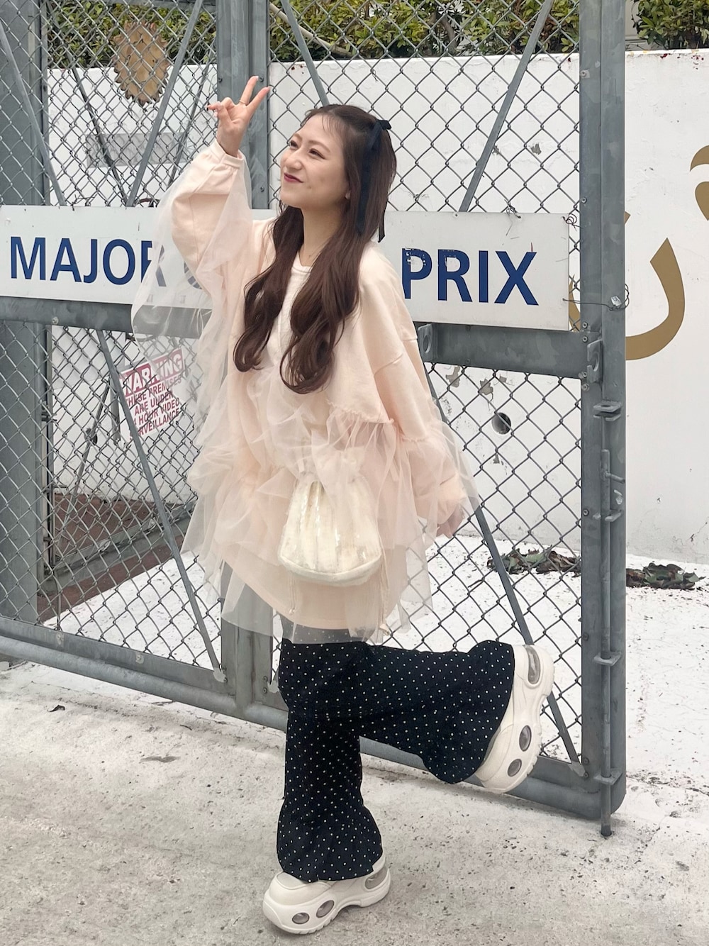 「春のおしゃ見えテクニック、今日のコーデ、パンツスタイル、おでかけコーデ、シンプルスタイル、春服みてみて、春ファッション、低身長コーデ、パンツコーデ、低身長、スウェット、チュール、休日スタイル、厚底シューズ」｜「Chicoの【2024SS】ピグメントチュールティアードルーズスウェット（スウェット、ピンク系）」を使った、miyu Ӧさん（レディース・148cm）の春コーディネートの1枚目の写真
