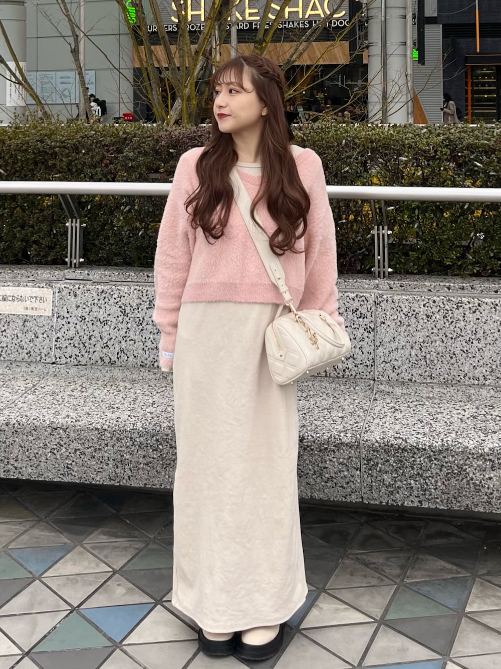 「春ファッション、シンプルスタイル、低身長コーデ、春カラー、スカートスタイル、休日コーデ、お出かけコーデ、ボストンバッグ、ニットワンピース、ワンピーススタイル、大人ガーリー、フェミニン」｜「mlineの[mline]ロゴショートニット（ニット/セーター、ピンク系）」を使った、miyu Ӧさん（レディース・148cm）の春コーディネートの1枚目の写真